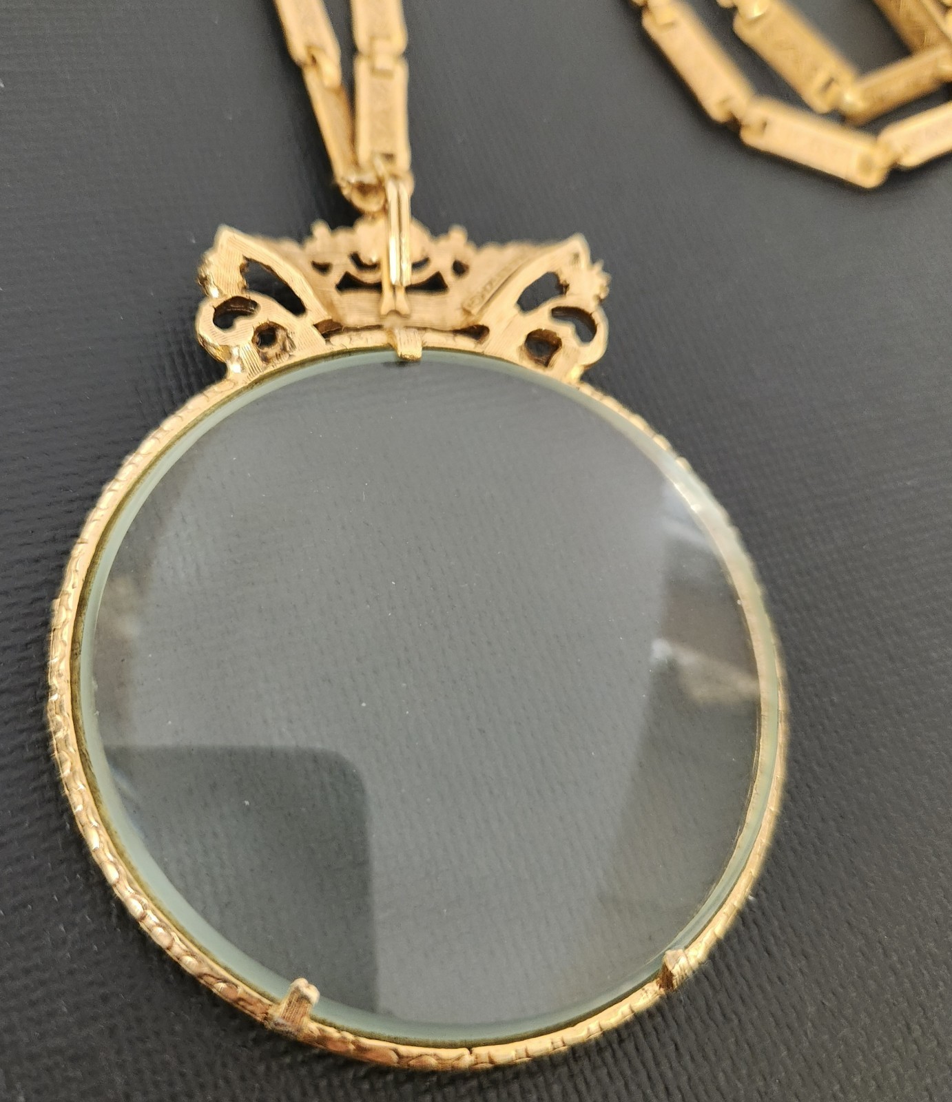 Vintage Florenza Magnifying Glass Pendant Necklace Repousse Bar Link Chain