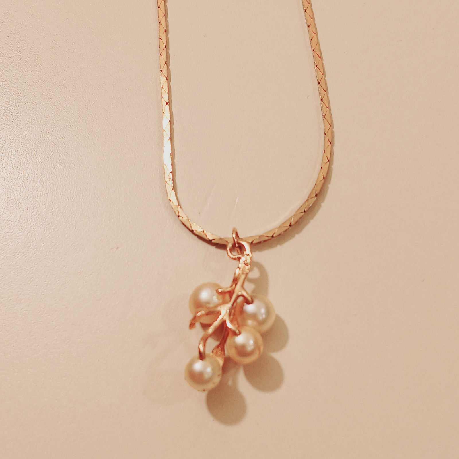 Gold Tone Pearl Cluster Flower Pendant Necklace 23.5″ Smooth Chain