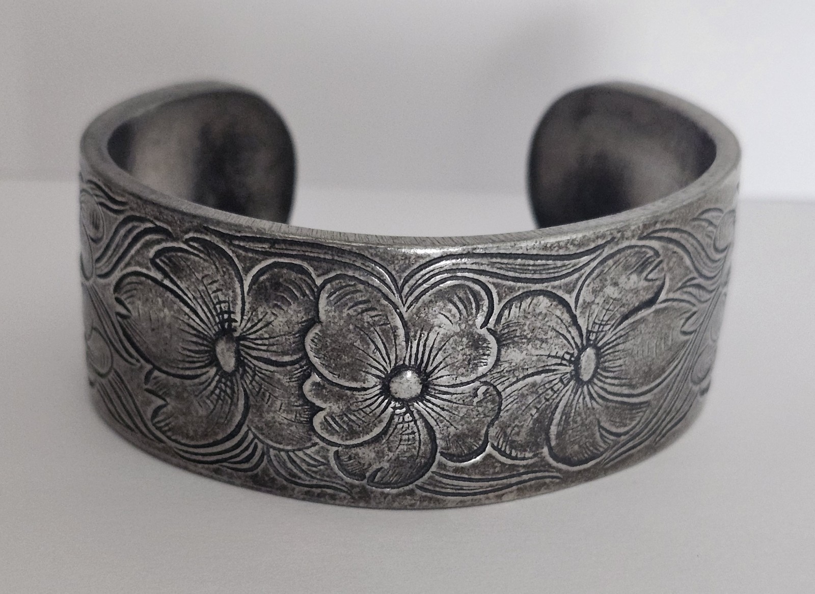 KIRK STIEFF SALISBURY PEWTER CUFF BRACELET LARKSPUR JULY FLOWER OF THE MONTH