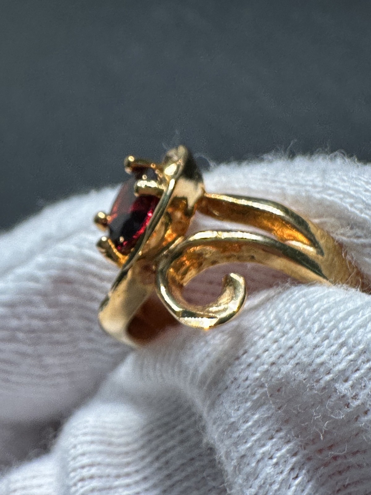 GOLD TONE & OVAL RED ACCENT SCROLL RING SIZE 7.5 H620