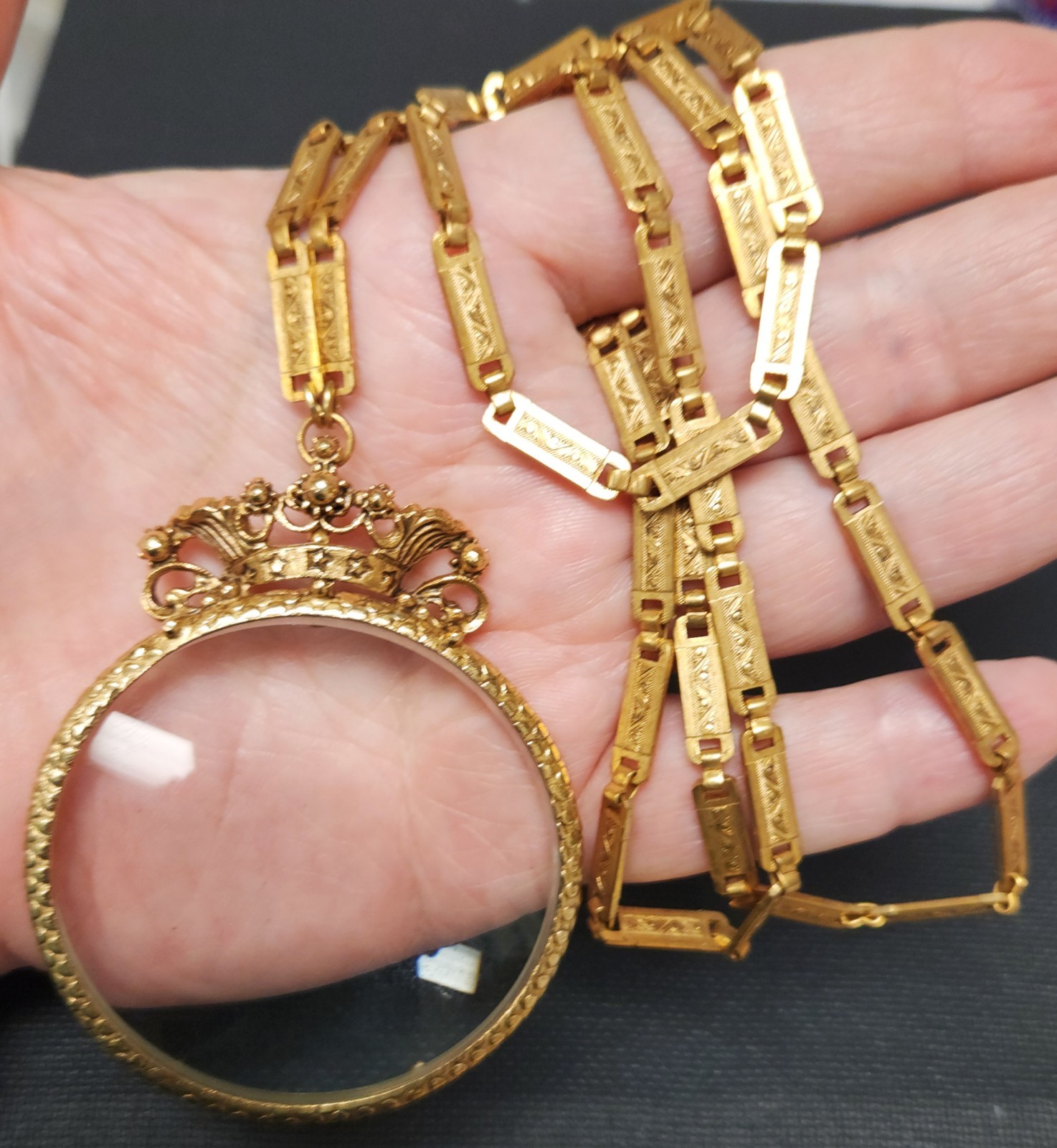 Vintage Florenza Magnifying Glass Pendant Necklace Repousse Bar Link Chain