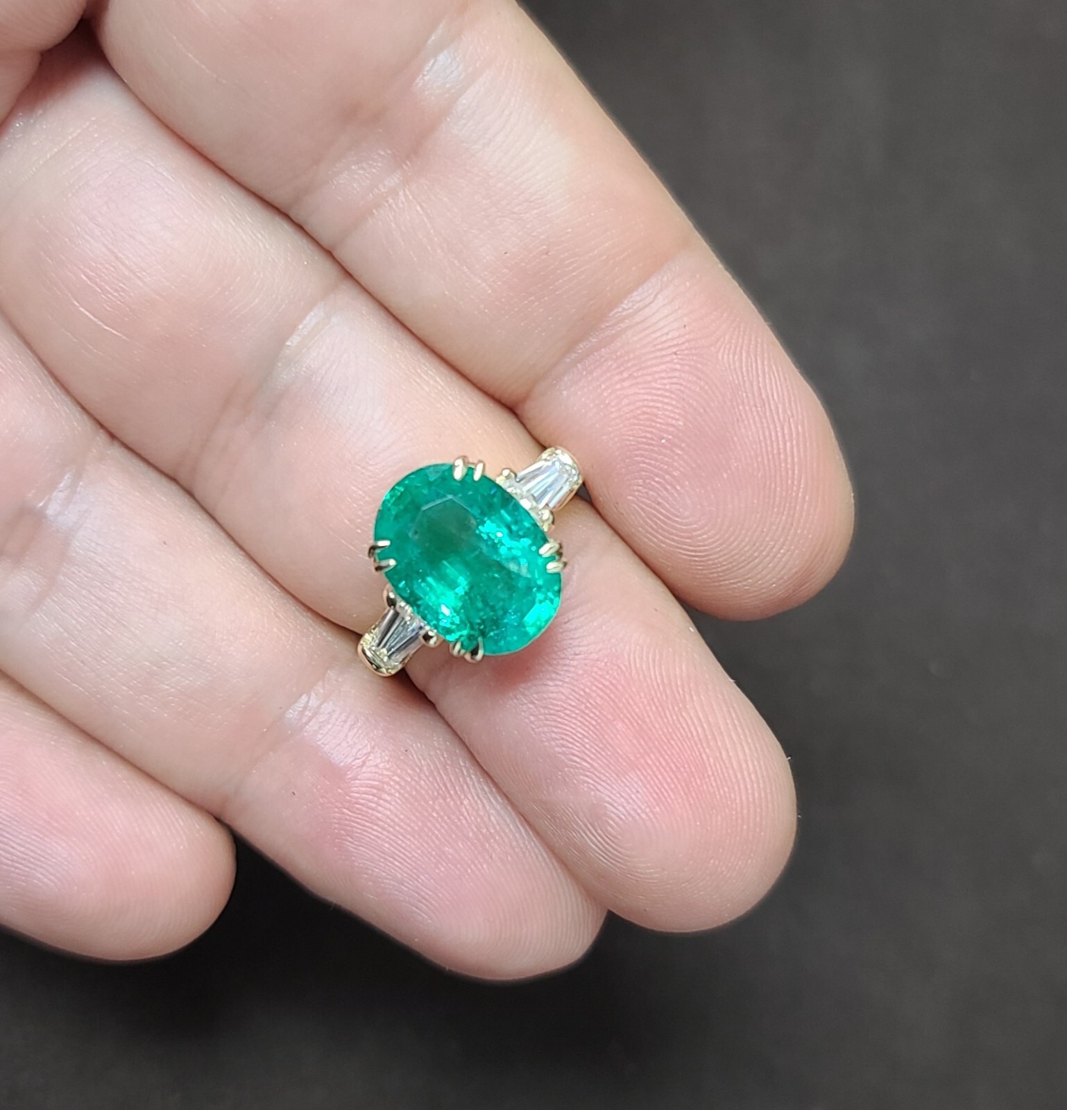14K Yellow Gold Engagement Ring 5.11CT.Natural Green Emerald Oval Shape GIA Cert