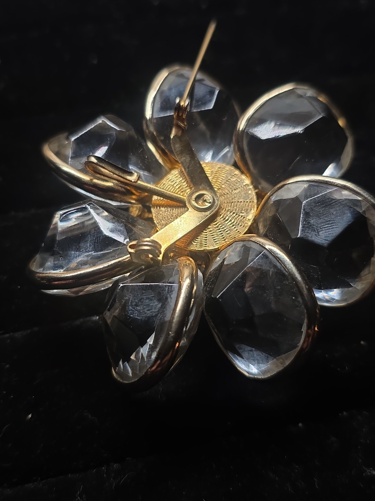 VINTAGE SWAROVSKI FLOWER DAISY GOLD PLATED BROOCH W/ CLEAR RHINESTONE SETTINGS