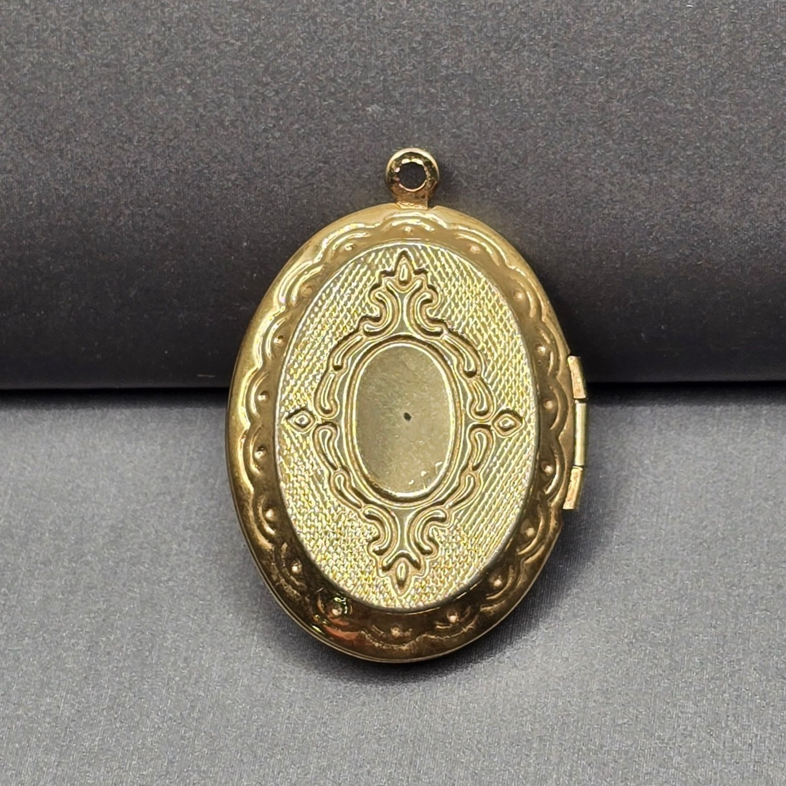 Vintage Mother Of Pearl Praying Hands Locket Gold Scalloped Pendant Oval