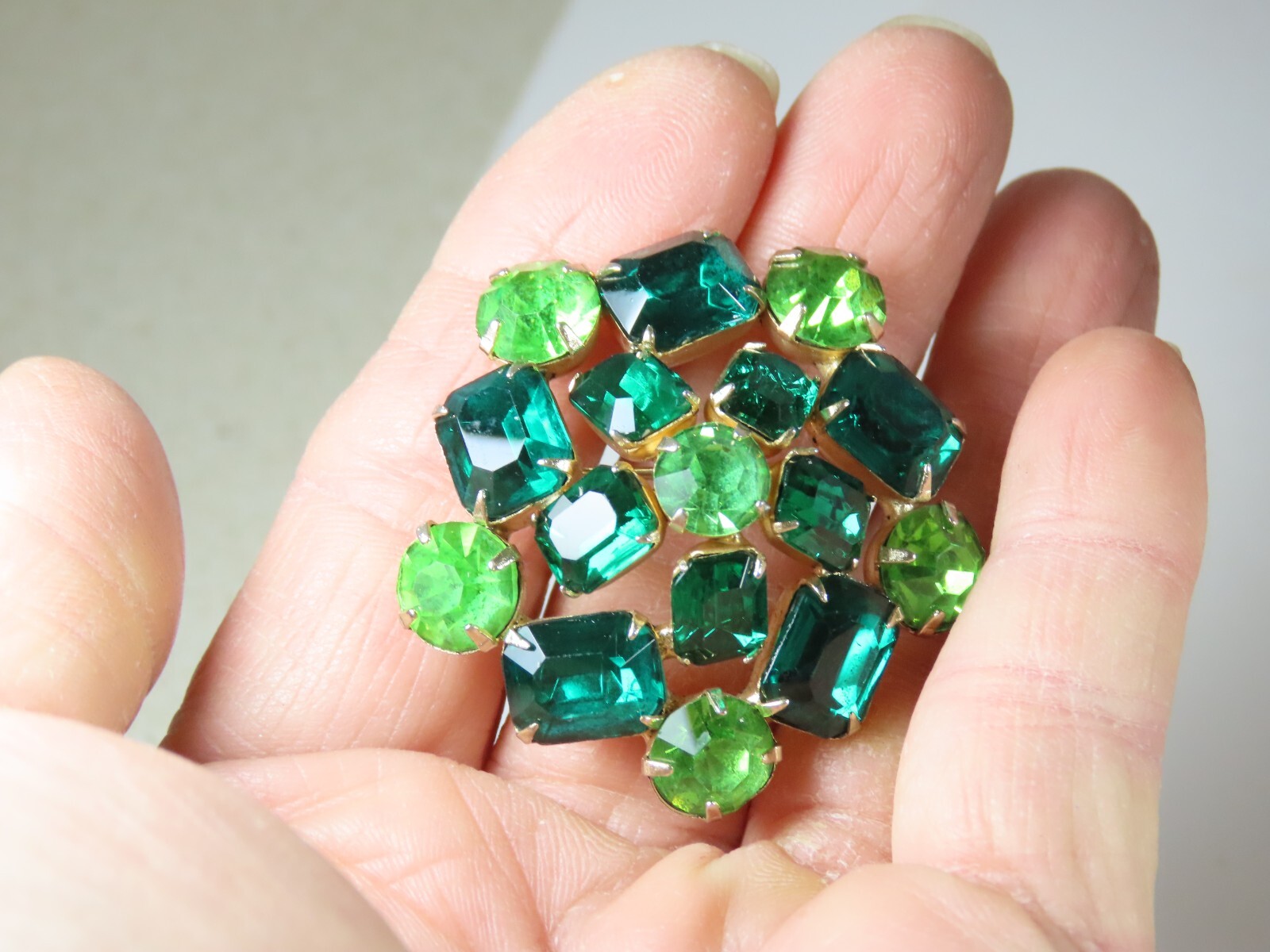 Rhinestone Brooch Vintage Light Dark Green Gold Tone Prong Stunning D1542