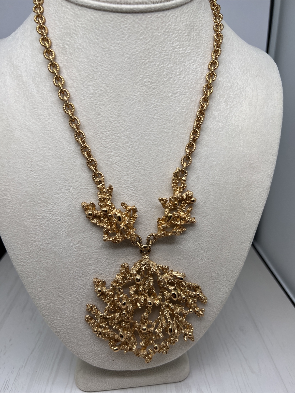 RARE 1971 NAPIER BERTOLLI ‘SCULPTED CORAL’ GOLD-TONE CHAIN PENDANT BOOK PIECE