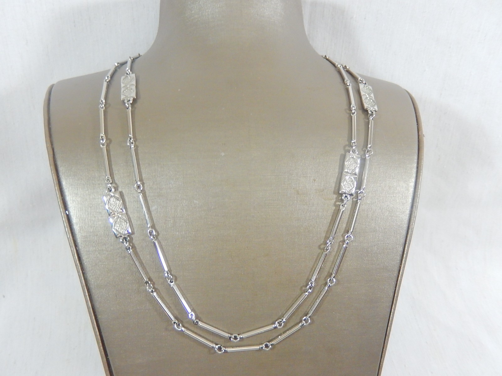VINTAGE MONET LONG SILVER TONE BAR LINK WITH TEXTURED STATIONS 50″ NECKLACE