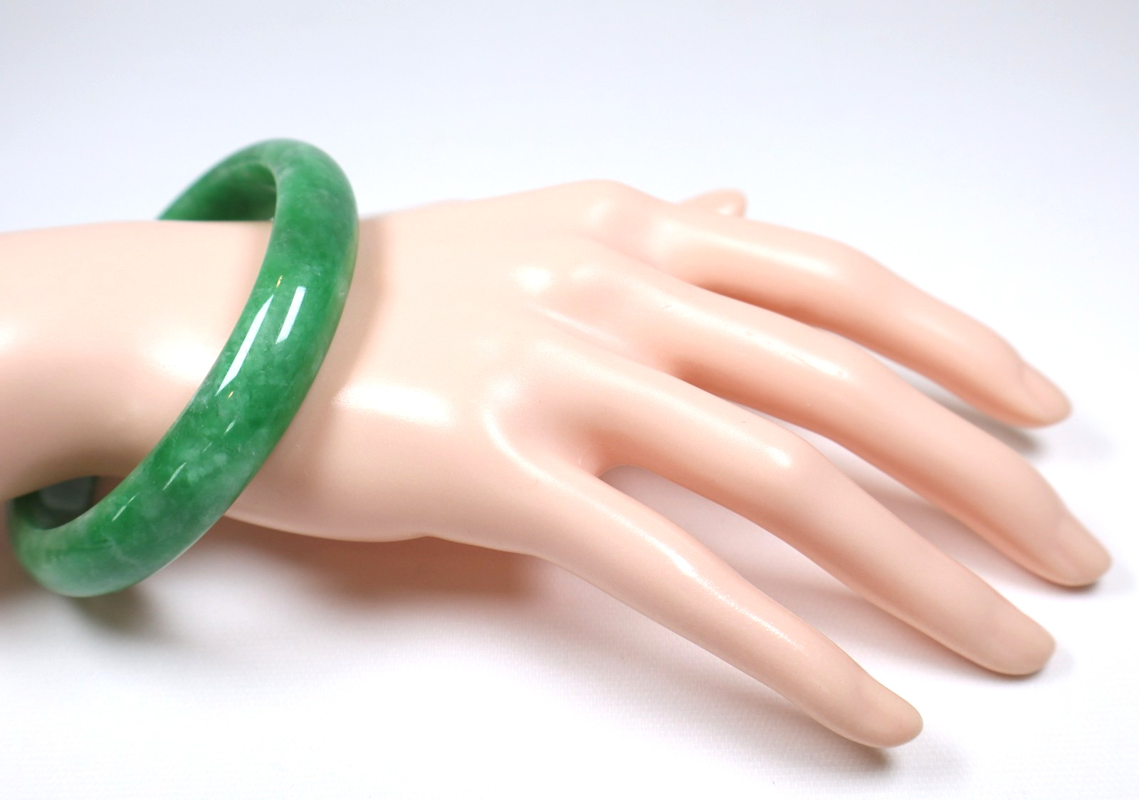 Genuine Vintage Chinese Green Jadeite Gemstone Bangle 58.26mm Diameter