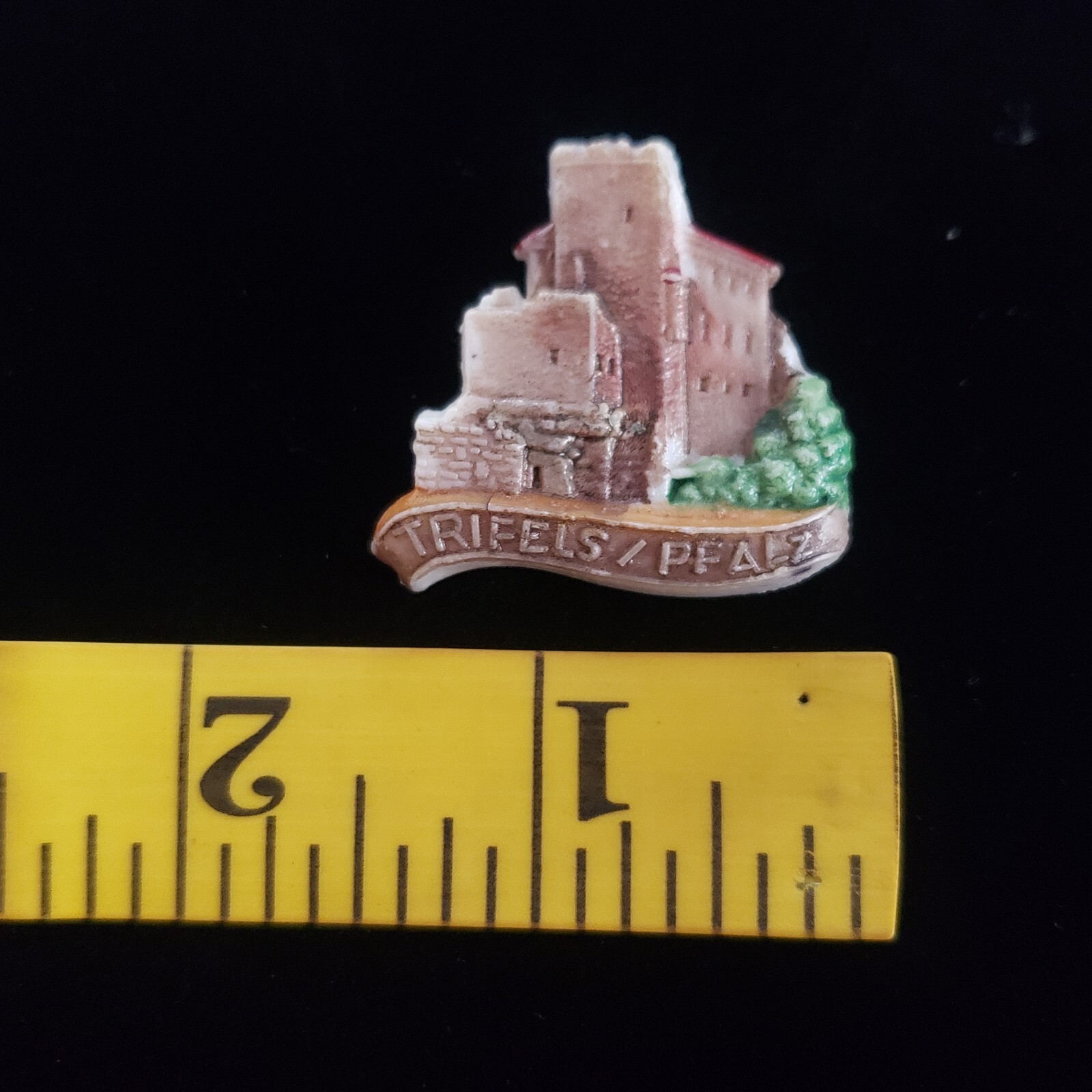 VINTAGE BROOCH SOUVENIR PLASTIC COLLECTIBLE COSTUME JEWELRY PIN