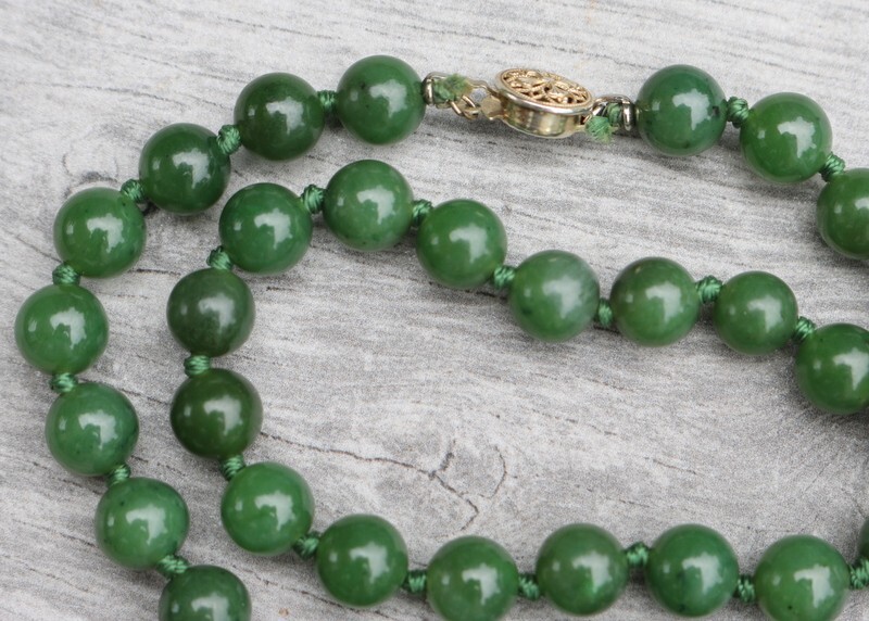 LOVELY VINTAGE SILVER CLASP 8MM GREEN JADE BEAD NECKLACE 17.5″ LONG