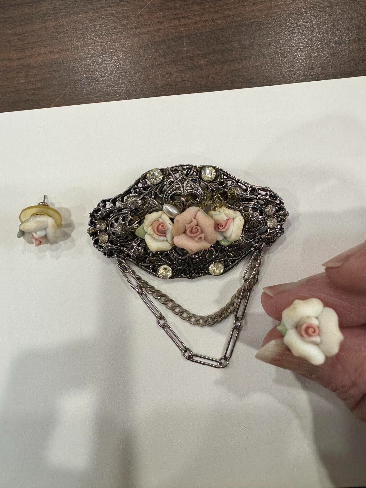Vintage Brooch Chain & Flowers with Earrings Set – White/Pink Flowers