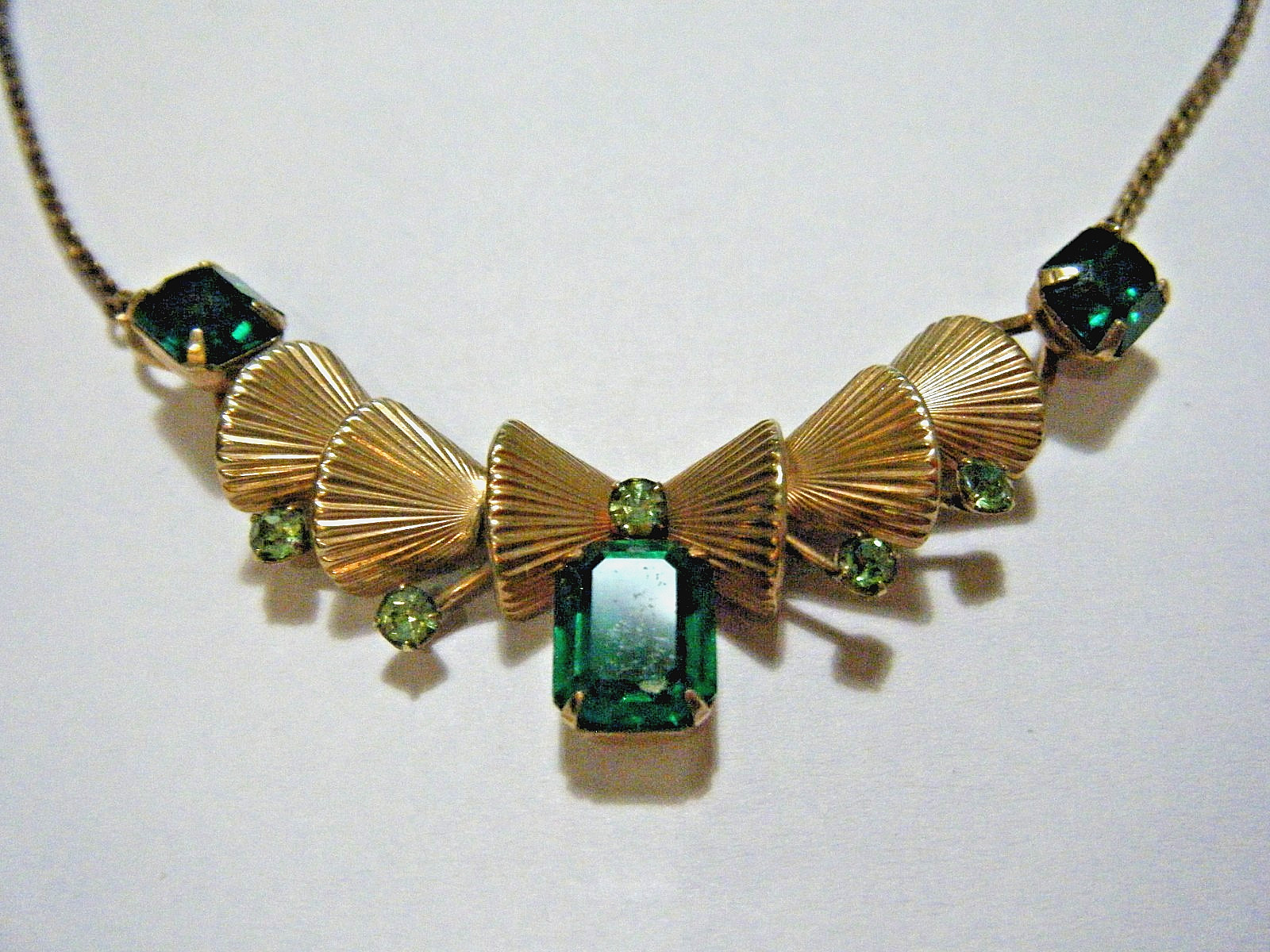 Pretty 17″ Vintage 40s Van Dell 1/20 12K GF Emerald Crystal Collar Necklace