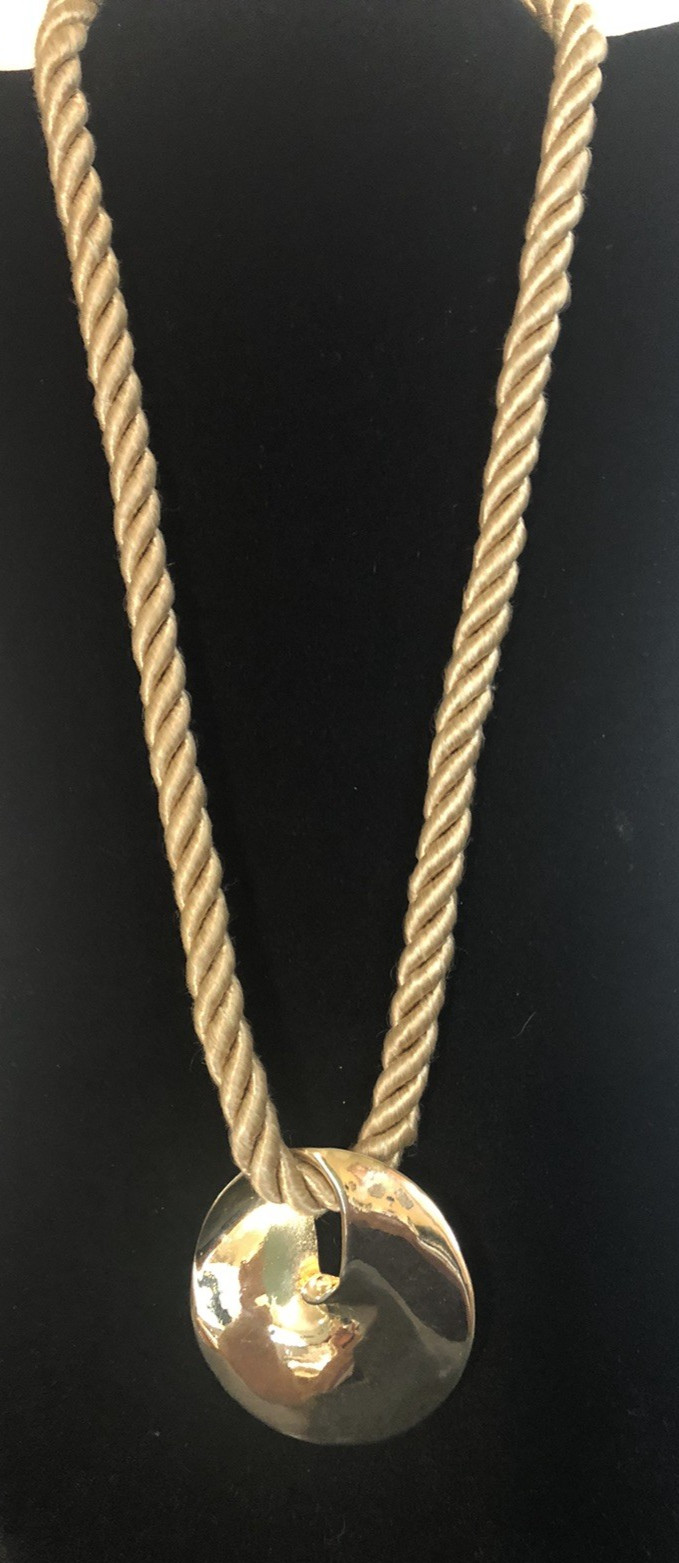 VTG. GAY BOYER LARGE GOLD TONE PENDANT W/ ROPE CHAIN NECKLACE 22″
