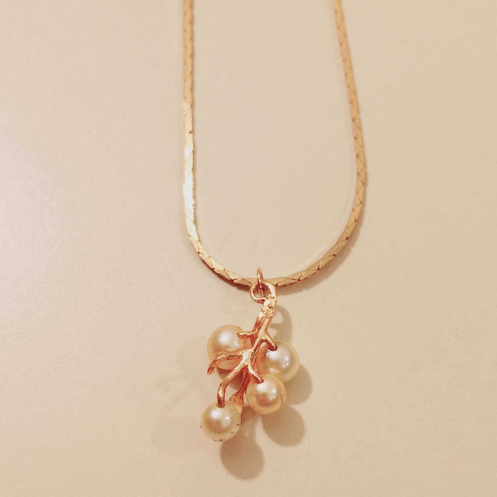 Gold Tone Pearl Cluster Flower Pendant Necklace 23.5″ Smooth Chain