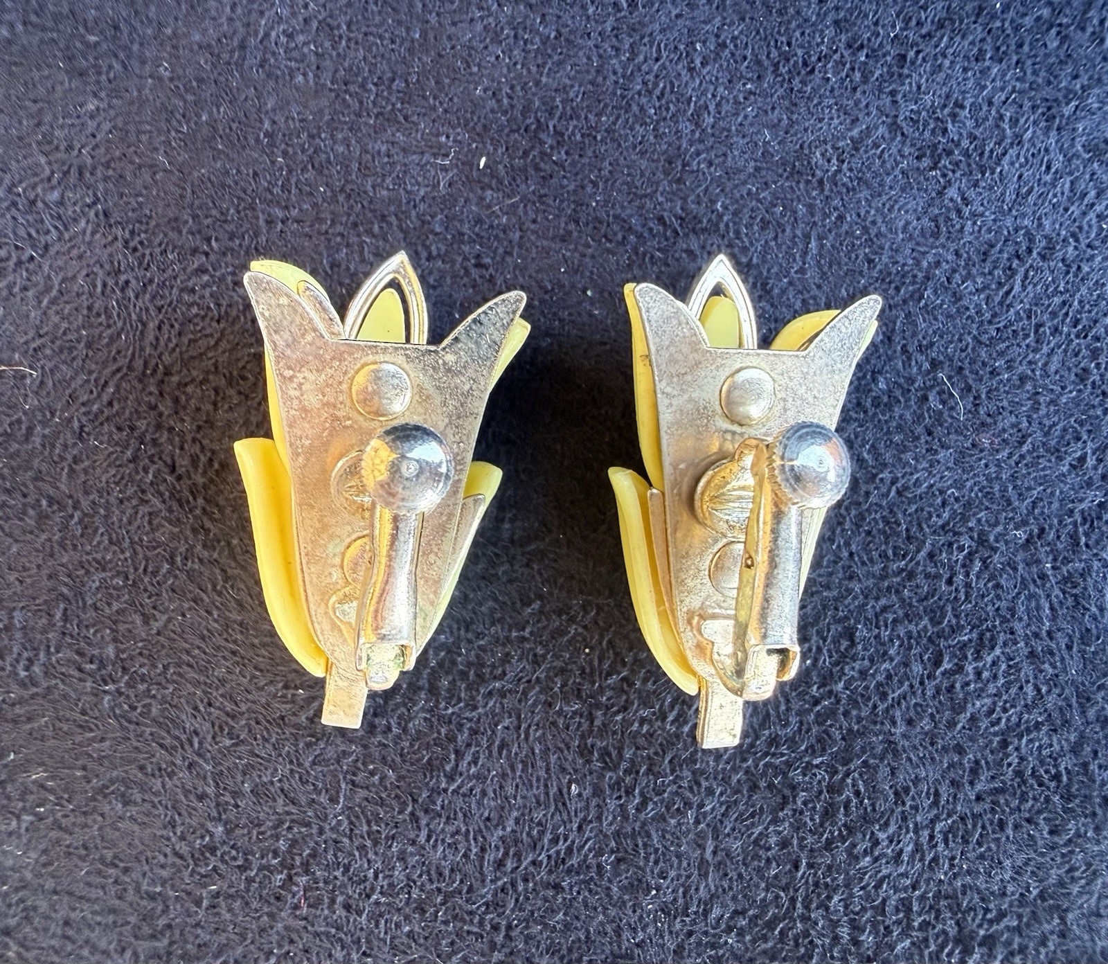 Vintage Pale Yellow Coro Jewelry Set. Necklace , Bracelet , & Screw on earrings