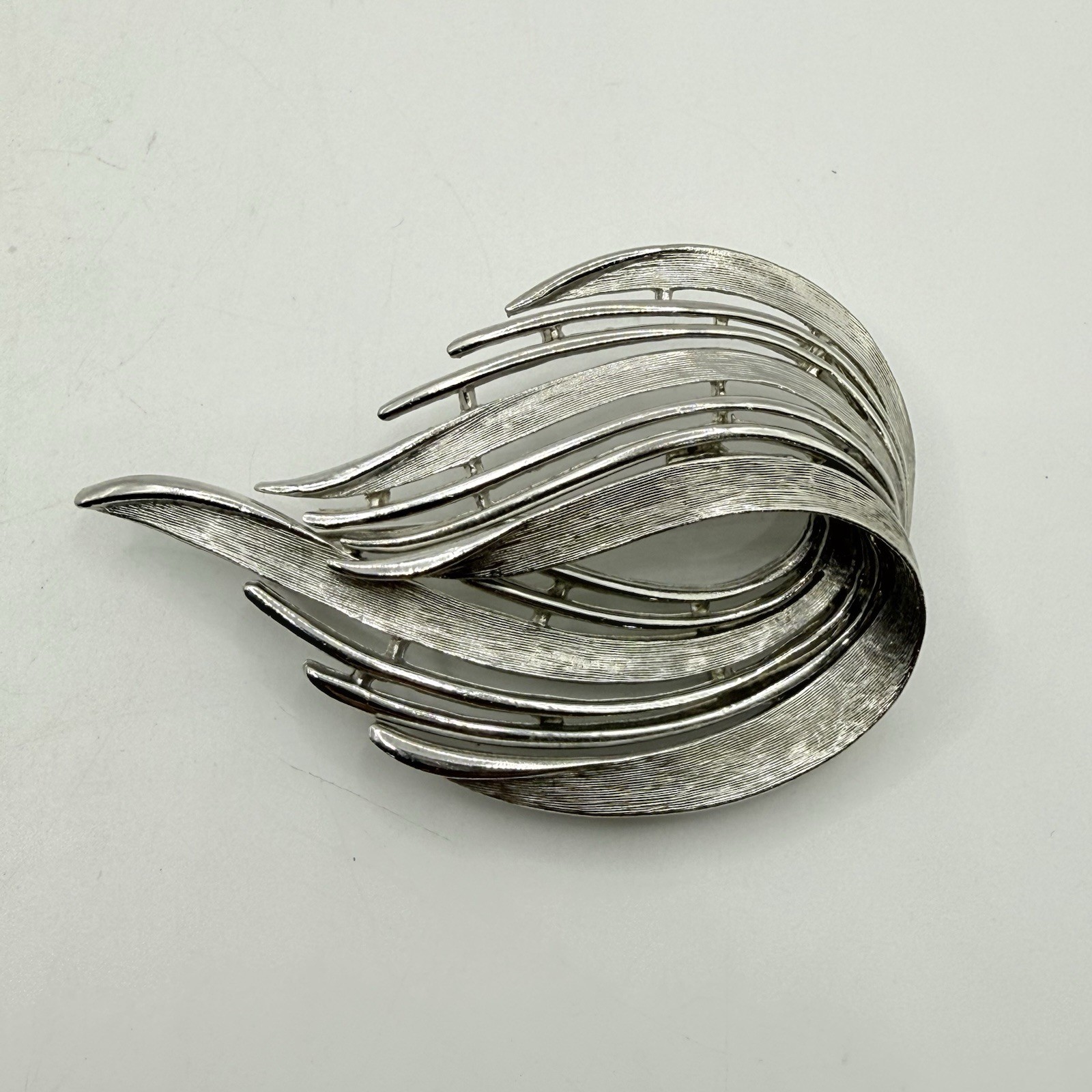 Vtg JJ Brushed Silver Tone Leaf Swirl Ribbon Brooch Pin Modern Texture Abstract