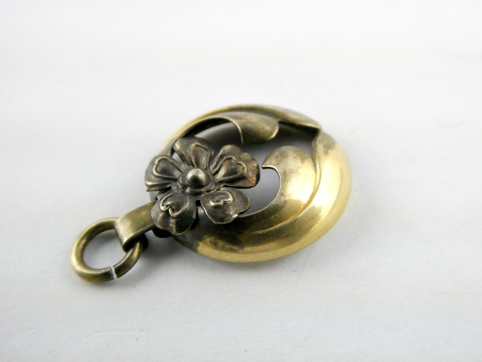 Antique Unmarked Gold Fill Flower and Leaves Pendant Charm 2g 1 Inch Length