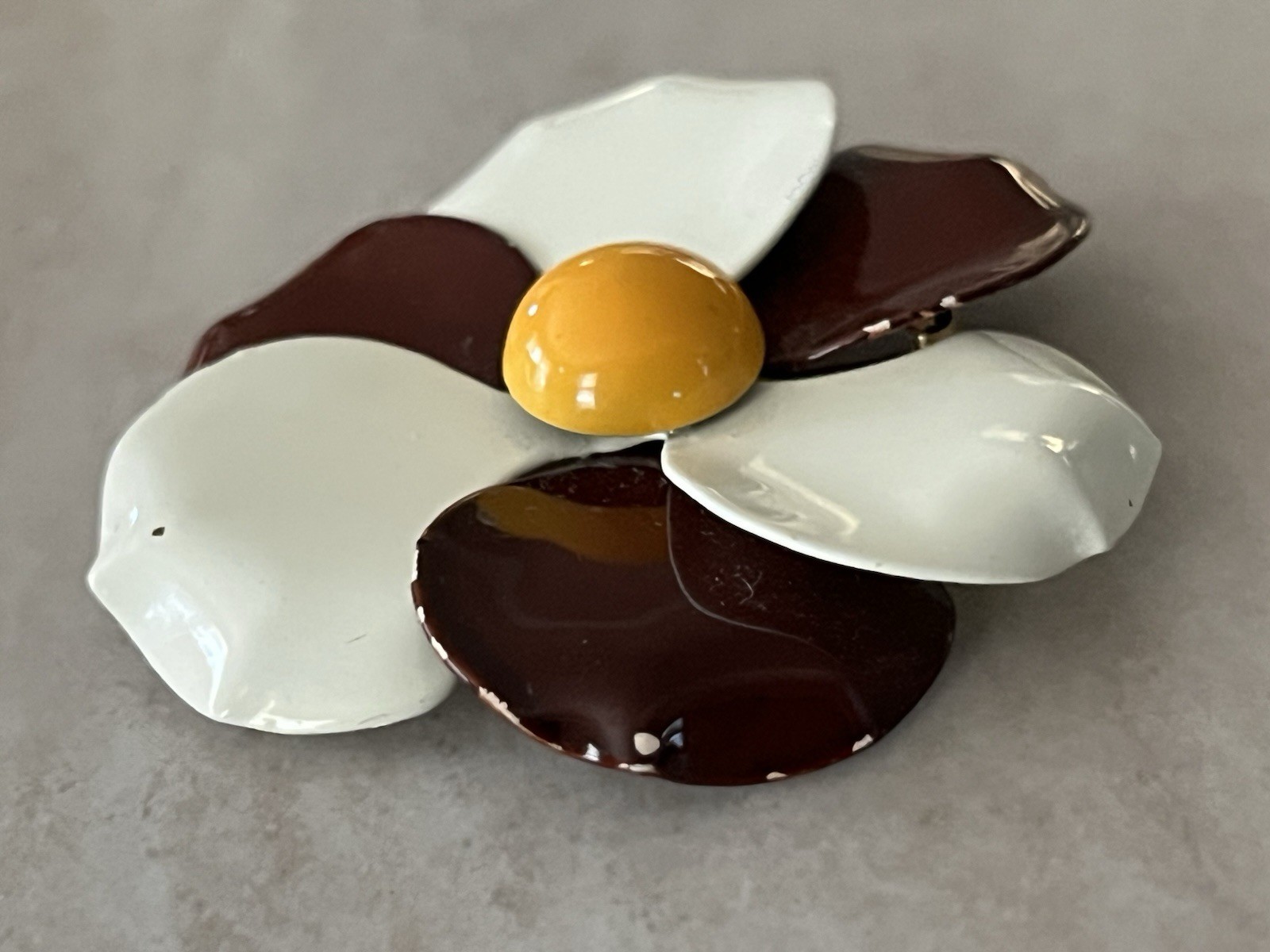 VTG 60’s White & Brown Enamel Yellow Center Daisy Flower Pinwheel Brooch Pin