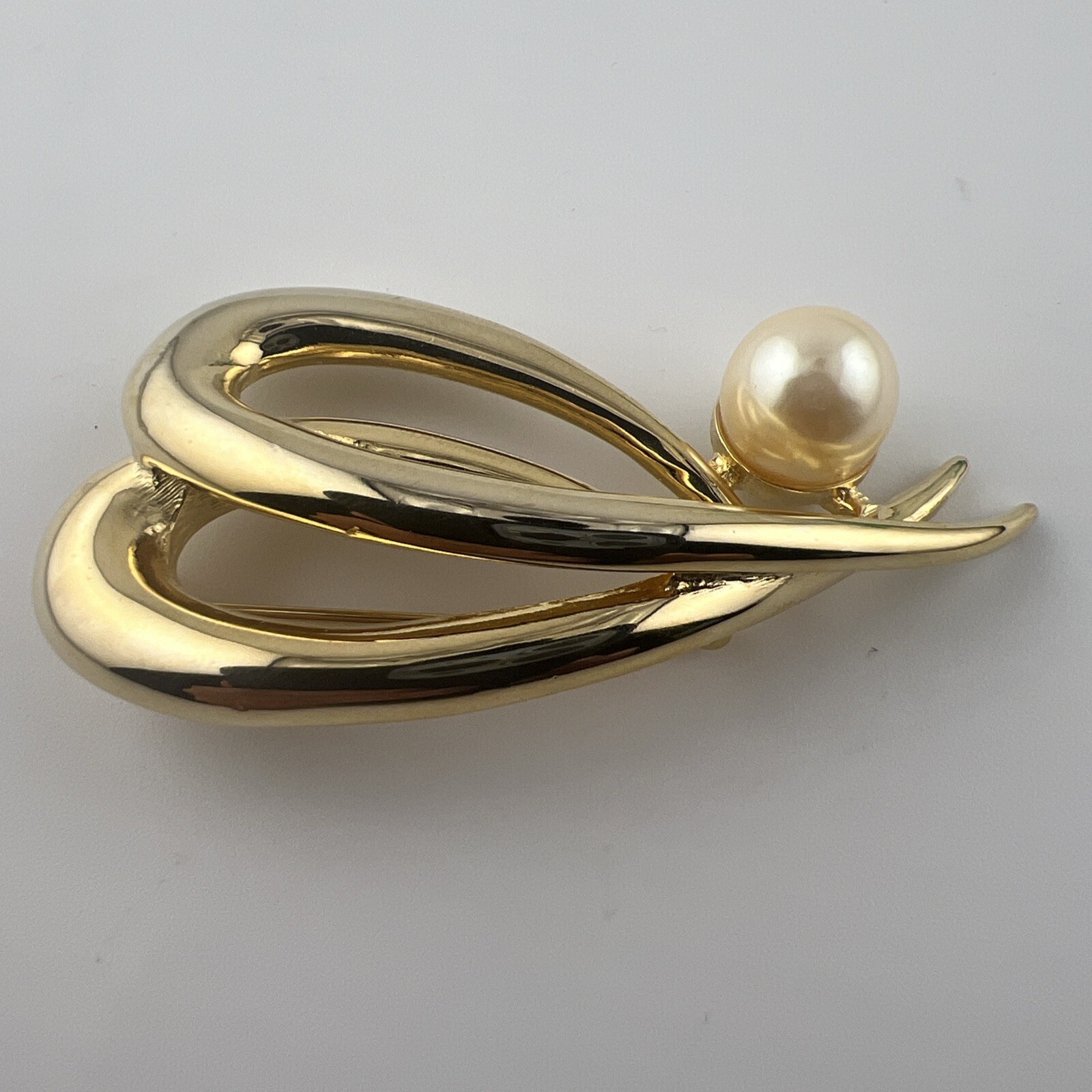 VINTAGE Richelieu faux Perl open work Brooch A-53