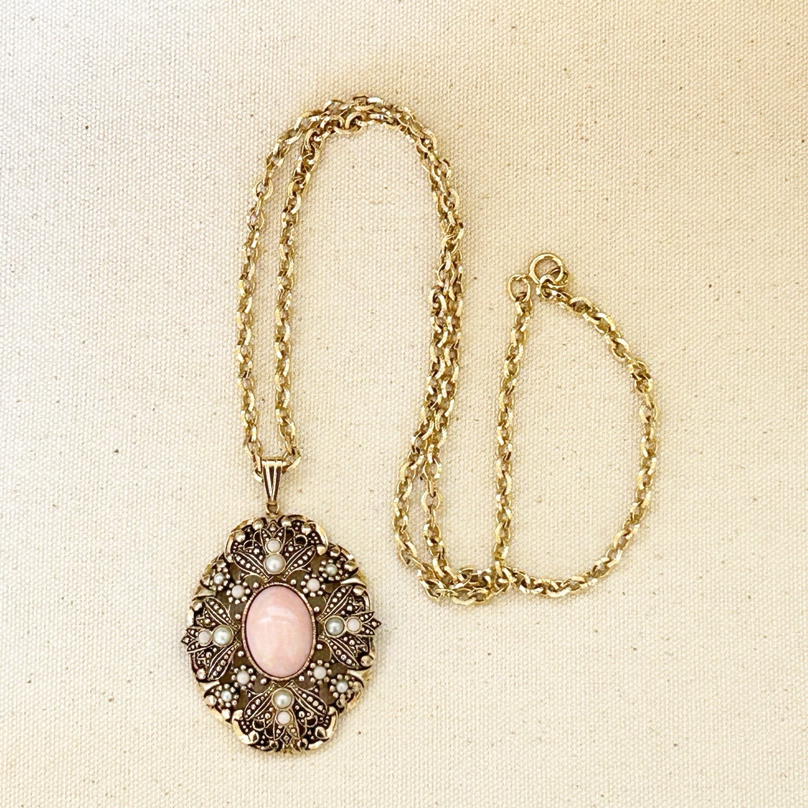 Vintage Avon Queen Anne’s Lace Pink Cabochon Pendant Necklace w Faux Pearls