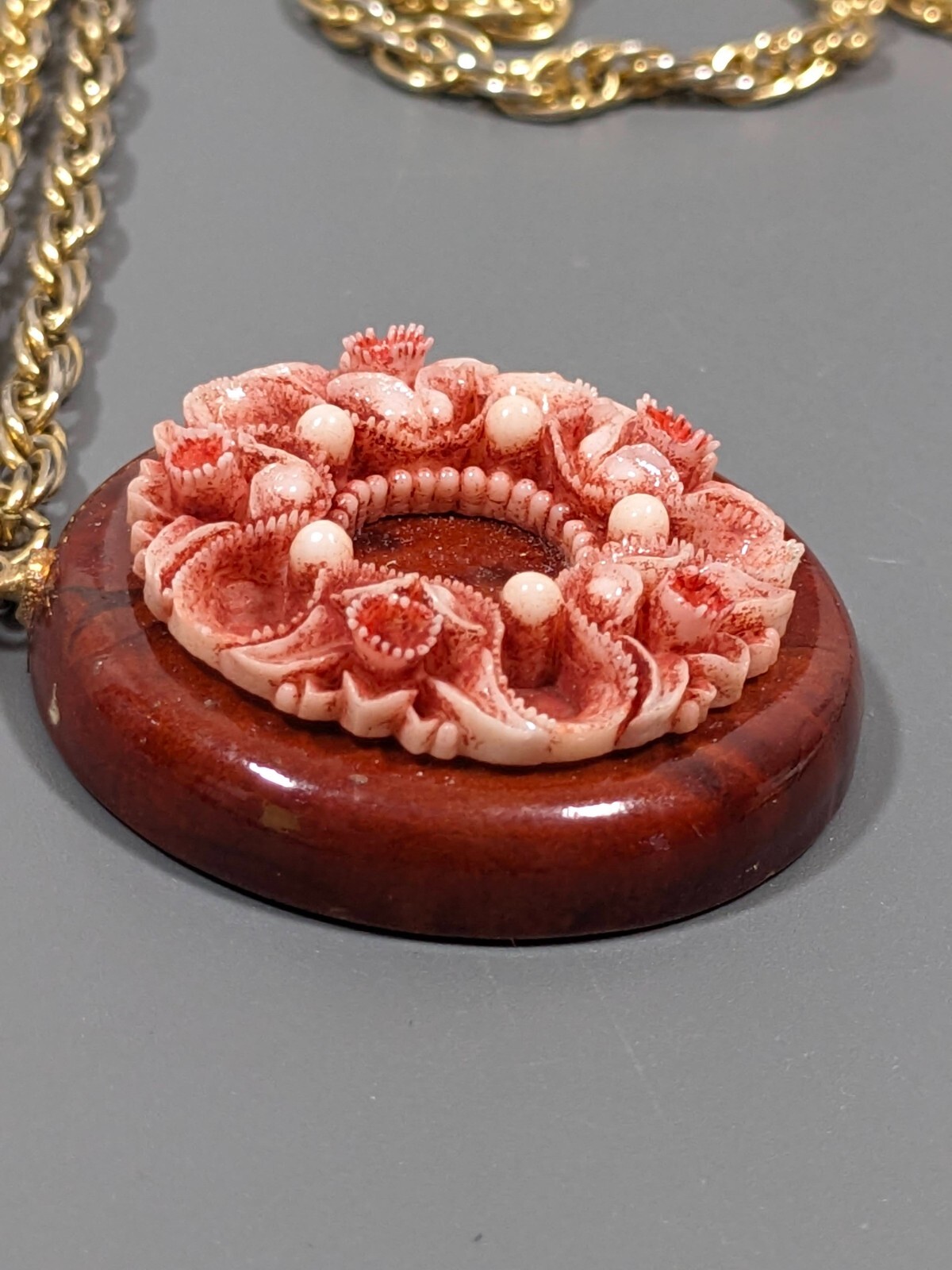Vintage Carved Lucite Floral Wreath Round Brown Pendant Necklace 22 inches