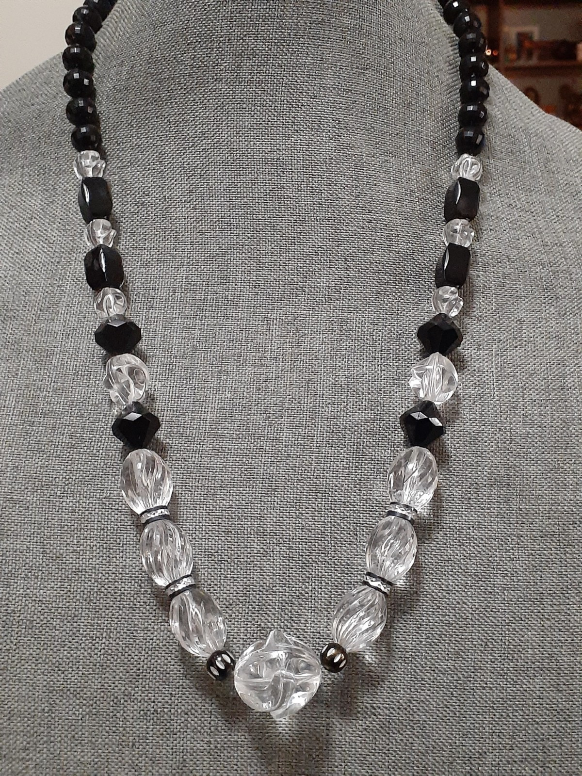 Vintage black & clear lucite bead chunky necklace w/rondelle spacer beads 25″