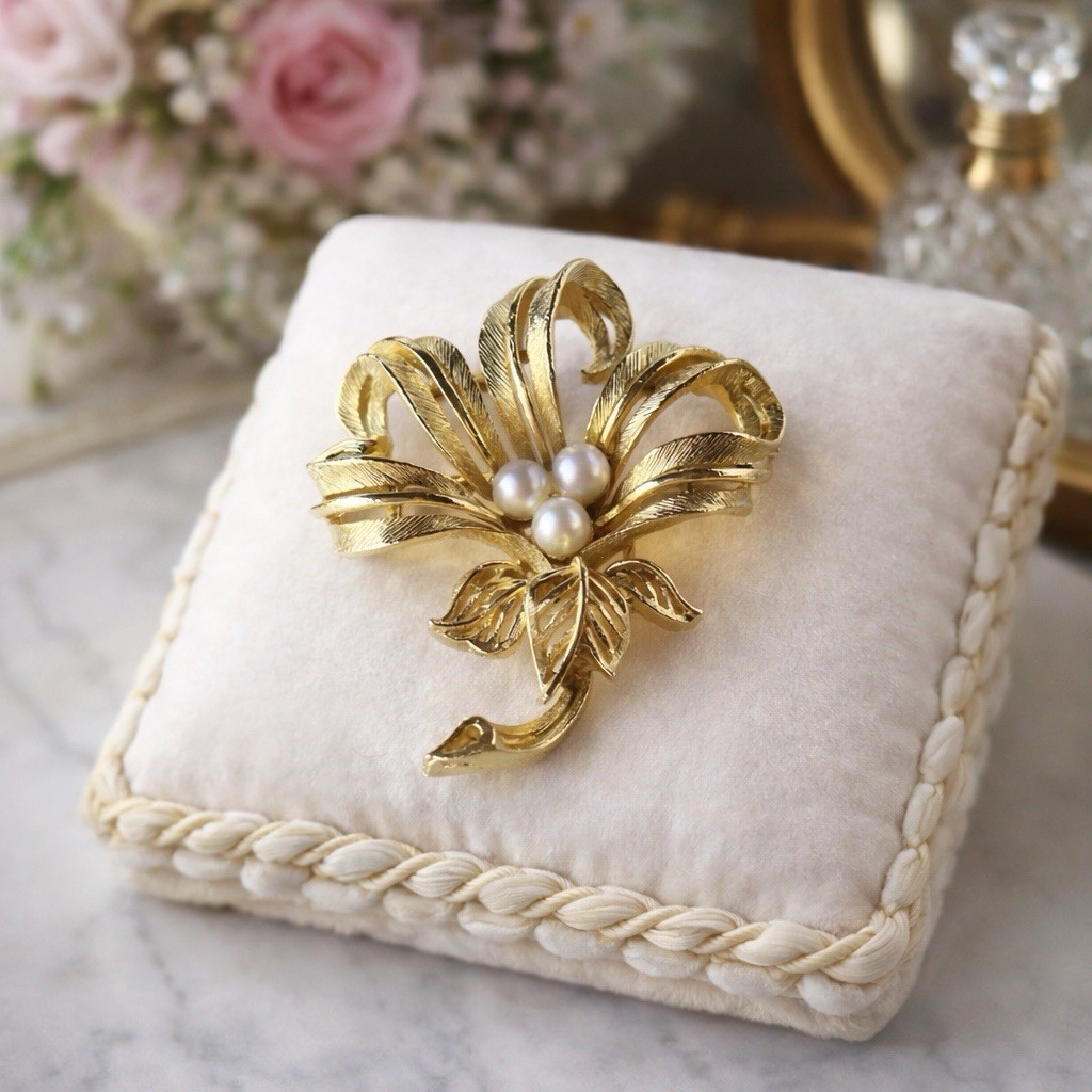 Vtg Lisner Gold Tone Brooch w/ Faux Pearls – Floral Ribbon Design – 2” – 1950s