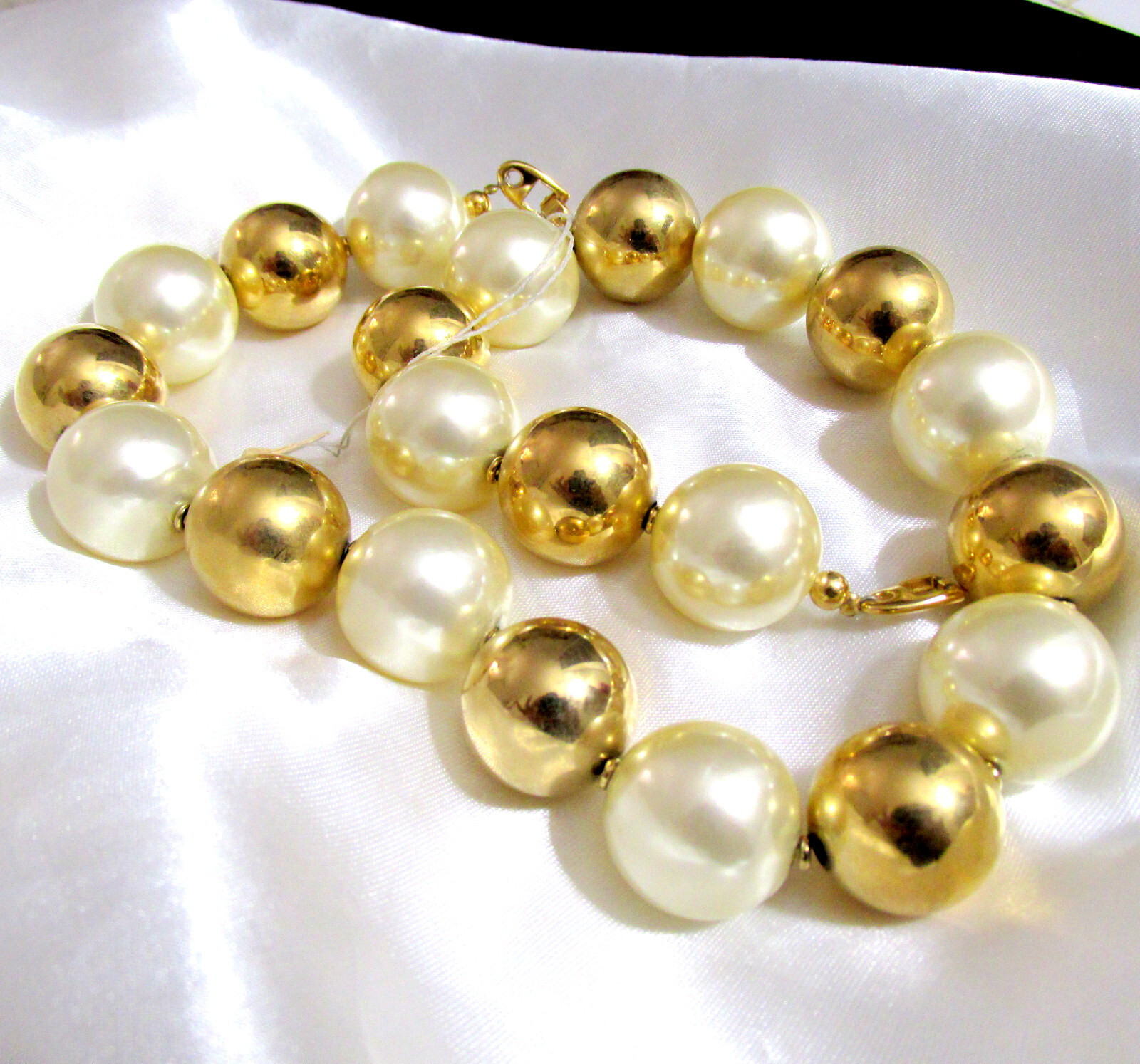 VTG RUNWAY STATEMENT NAPIER CHUNKY 3/4″ FAUX PEARL GP BEAD 18″ NECKLACE TAG 80s