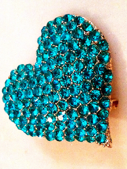 VALENTINE’S HEART BROOCH!Sparking Faceted Blue Crystal Pin.Yellow Gold Tone Set.