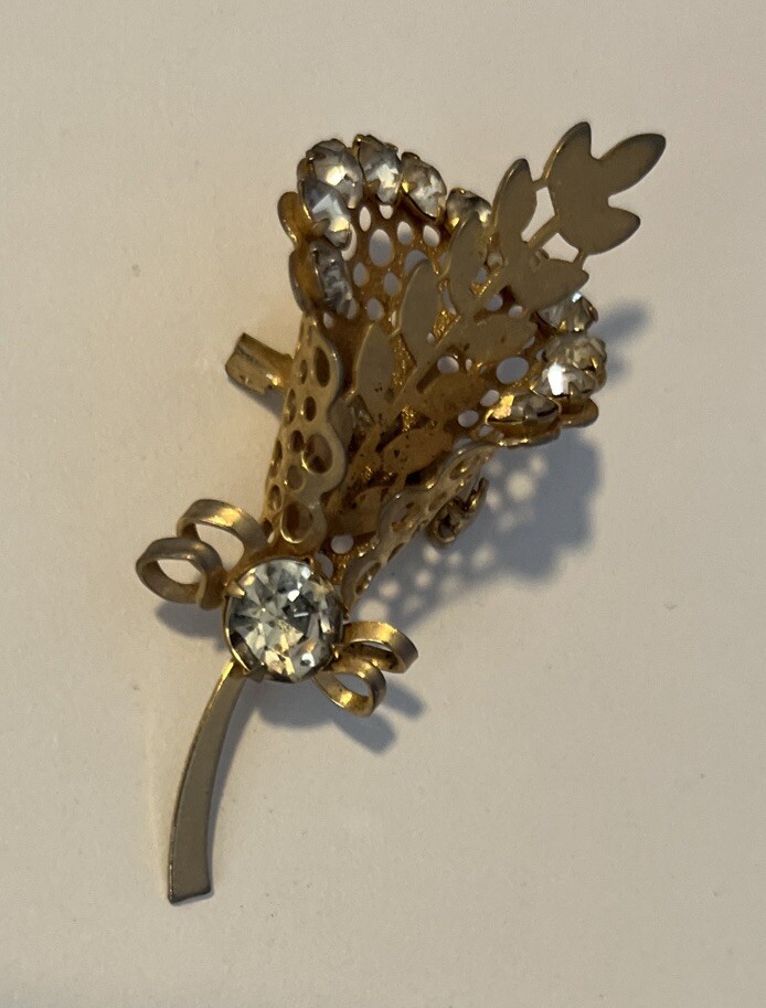 Vintage Retro Unsigned Rhinestone Flower Bouquet Gold Tone 3D Pin Brooch 2.25”