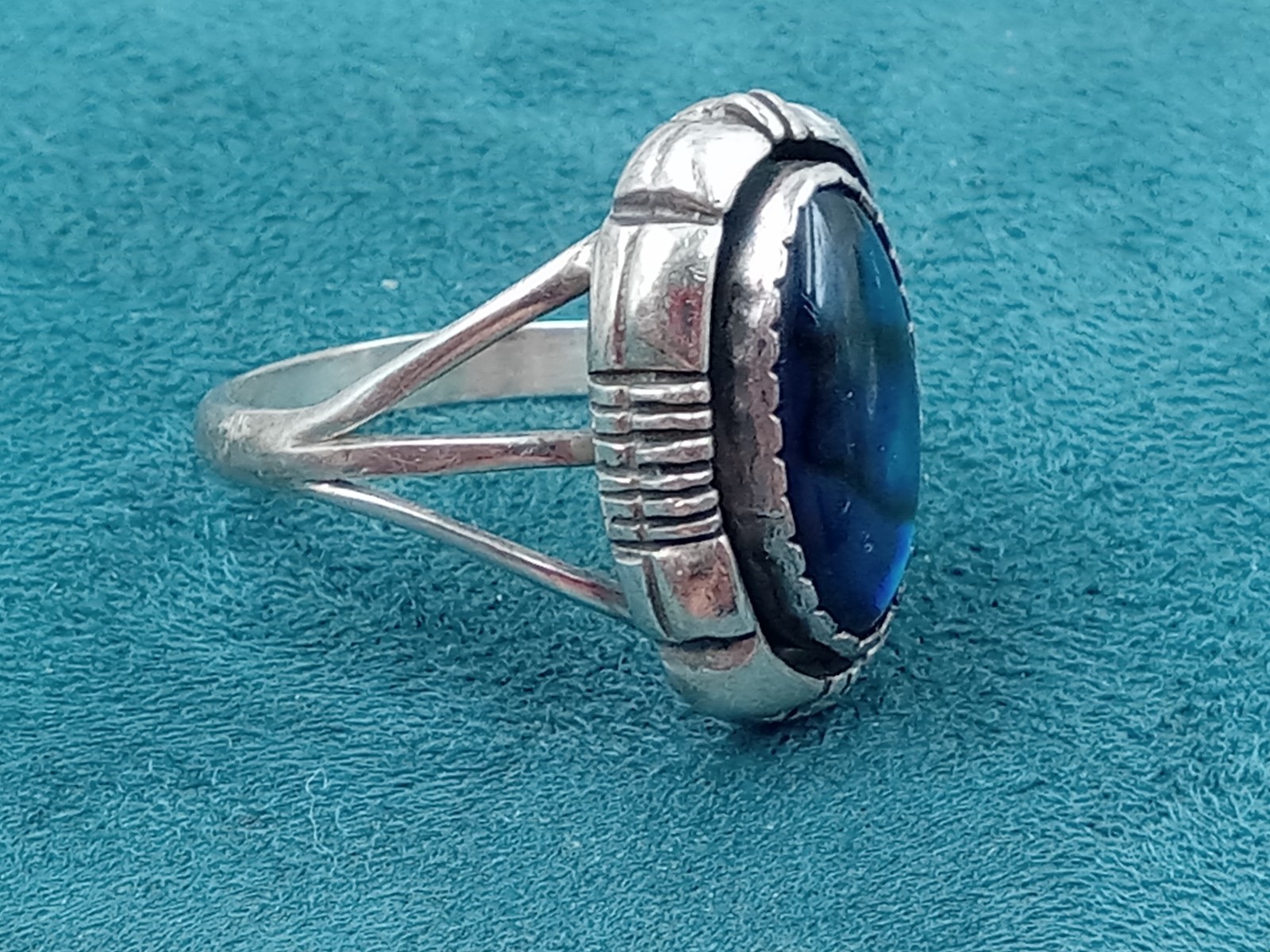 Wonderful L Yazzie Artist marked Sterling Silver & Paua shell ring