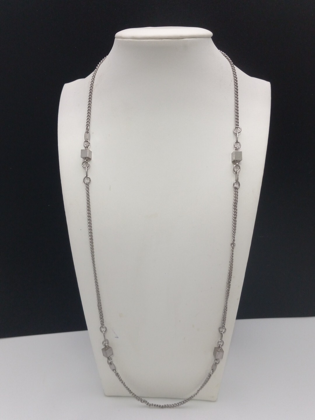 Celebrity New York 23.5 Inch Silver Tone Cube Stations Vintage Chain Necklace