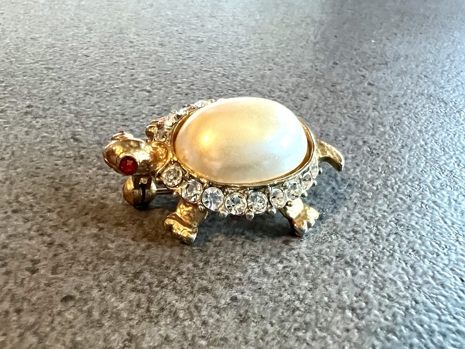 🐢 Wonderful Vintage Turtle Pin Red Rhinestone Eyes & Faux Pearl Shell 🐢