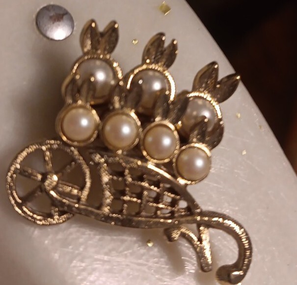 Vintage 1928 Jewlery Gold Tone Wheelbarrow w/Faux Pearl Bunnies