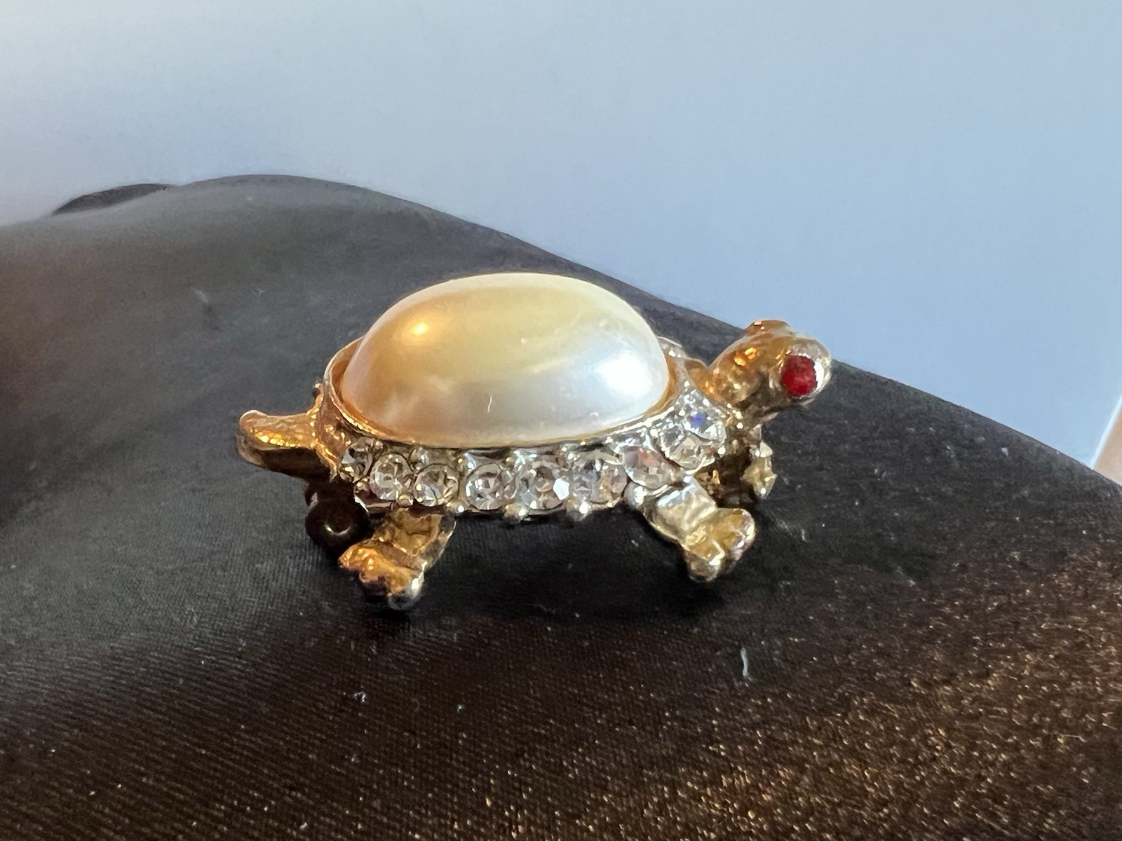 🐢 Wonderful Vintage Turtle Pin Red Rhinestone Eyes & Faux Pearl Shell 🐢