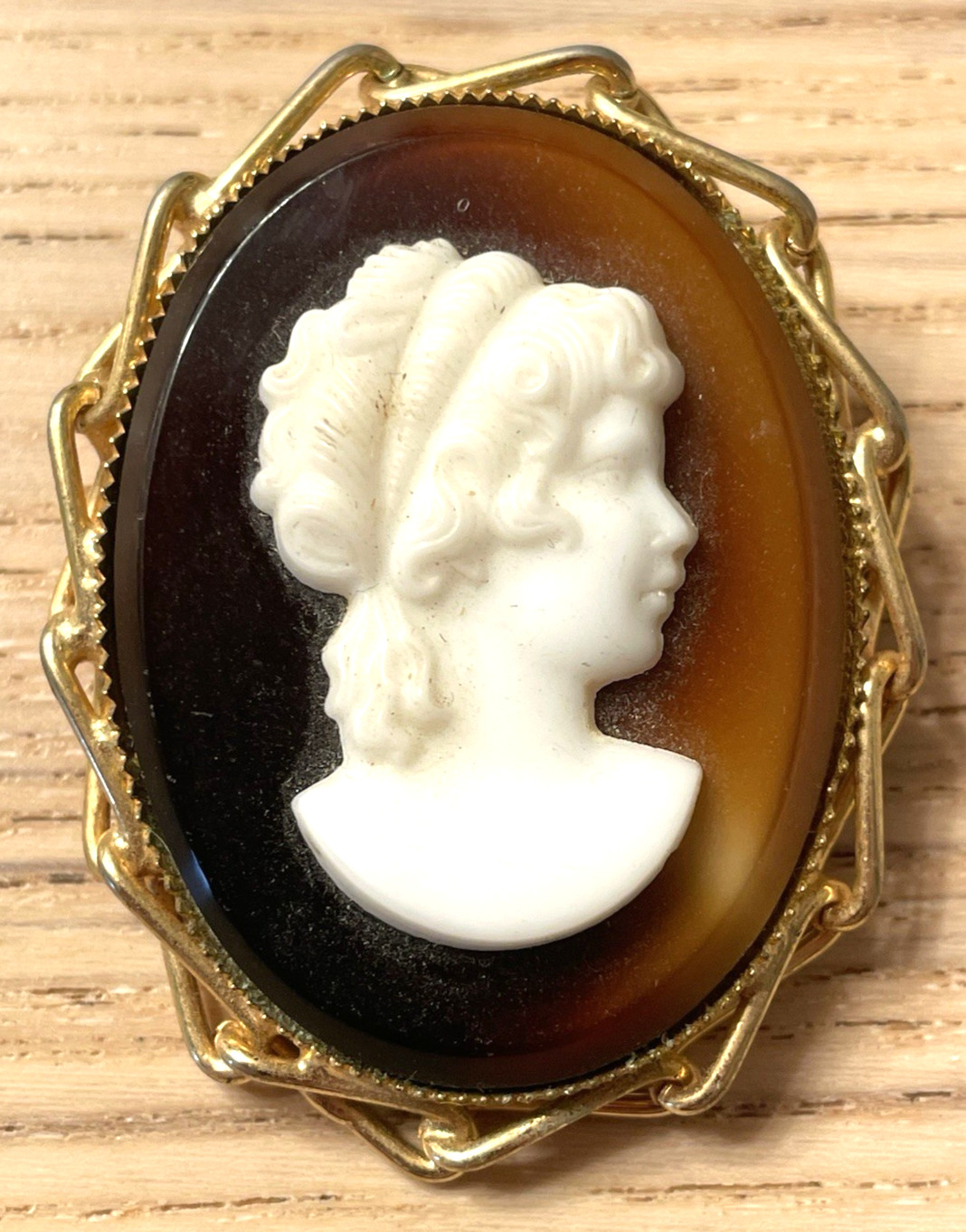 Cameo Brooch Pin Vintage Victorian Style Gold Tone Caramel Brown White & Gold 2″