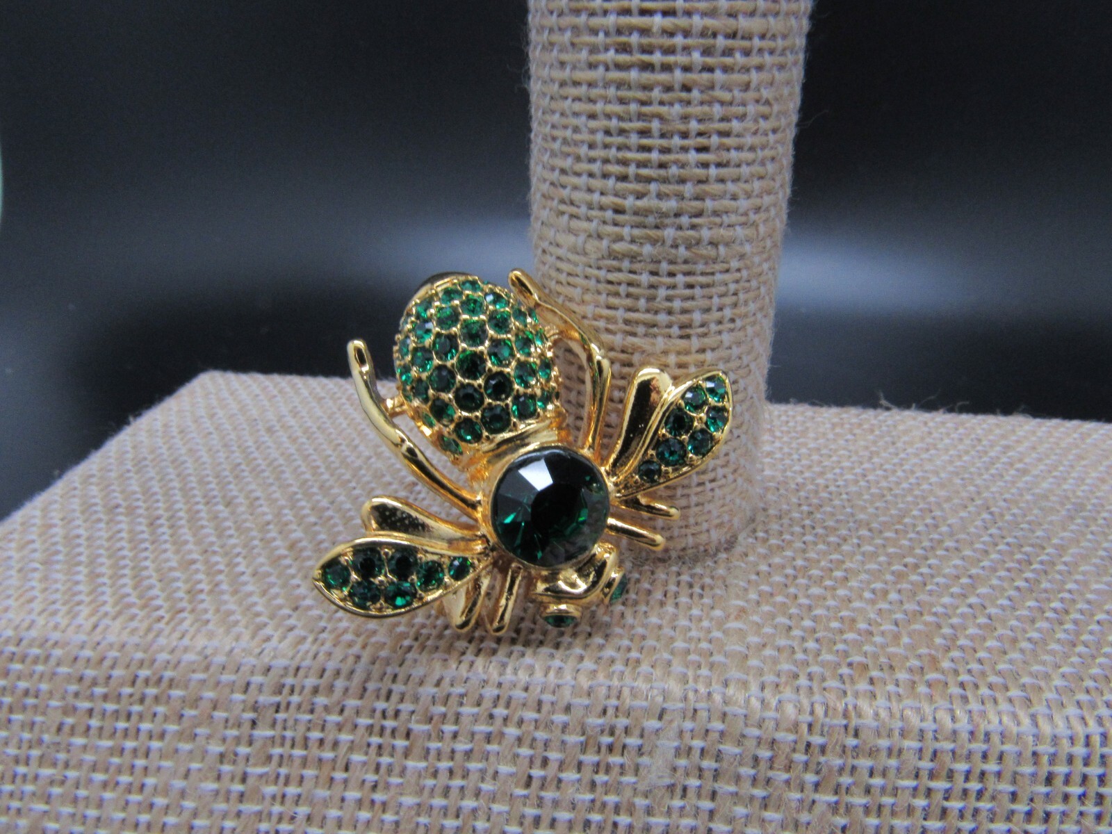 JOAN RIVERS MAY SWARVOSKI CRYSTAL EMERALD BIRTHSTONE BEE BROOCH PIN NEW