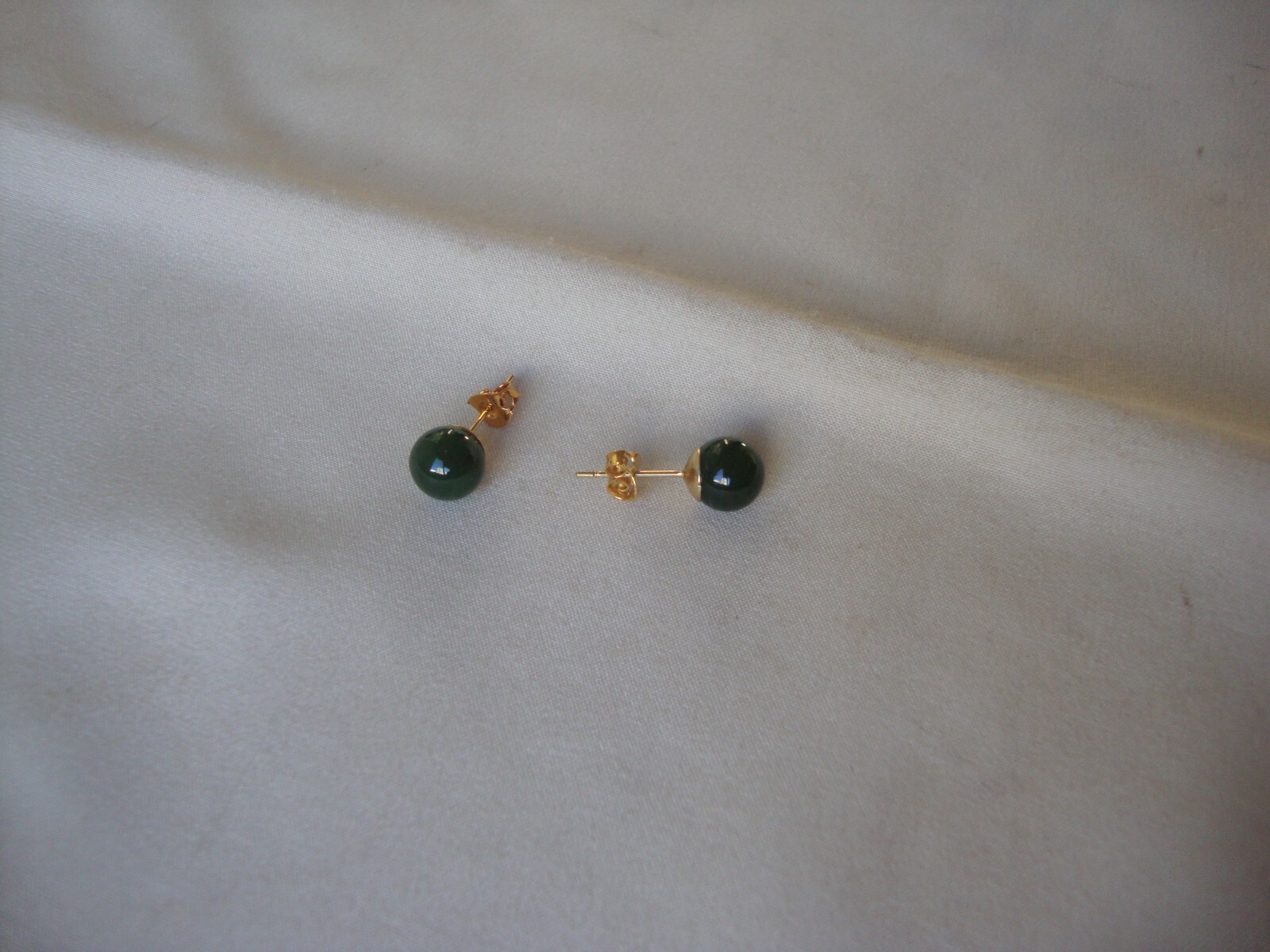 VINTAGE CLASSIC CHINESE 8MM GREEN JADE BALL YELLOW GOLD PLATED STUD EARRINGS
