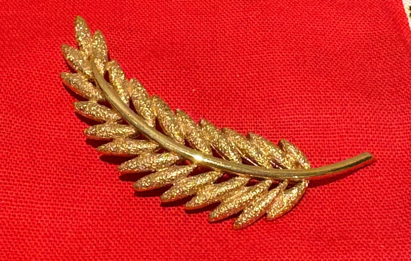 VINTAGE MONET Signed Gold Tone Textured Feather Brooch Pin Leaf Estate Jewelry