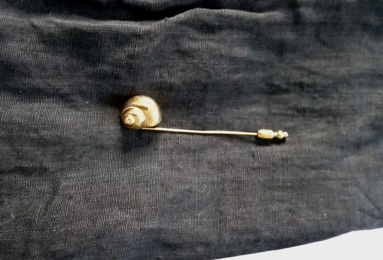 Vintage Crown Trifari Classic Figural Stick Pin, Sculptural Golden Sea Shell 3″