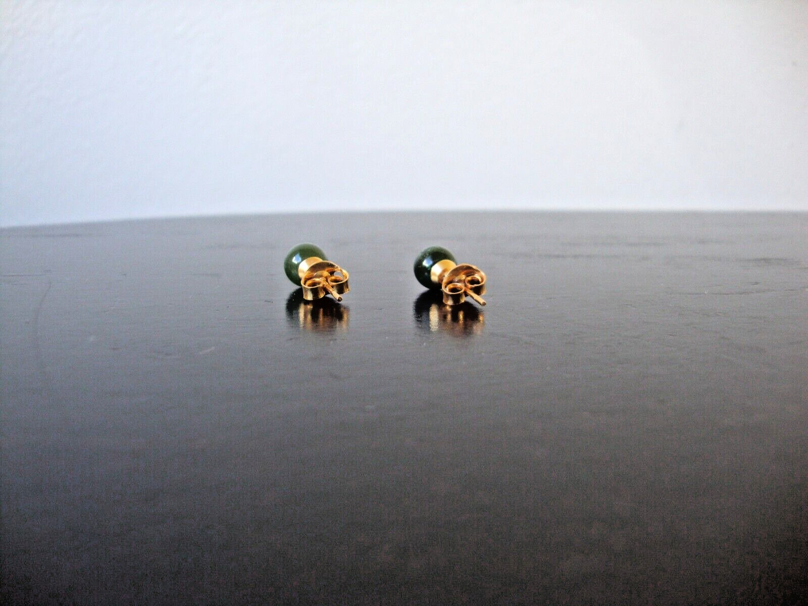 VINTAGE CLASSIC CHINESE 6MM GREEN JADE BALL YELLOW GOLD FILLED STUD EARRINGS