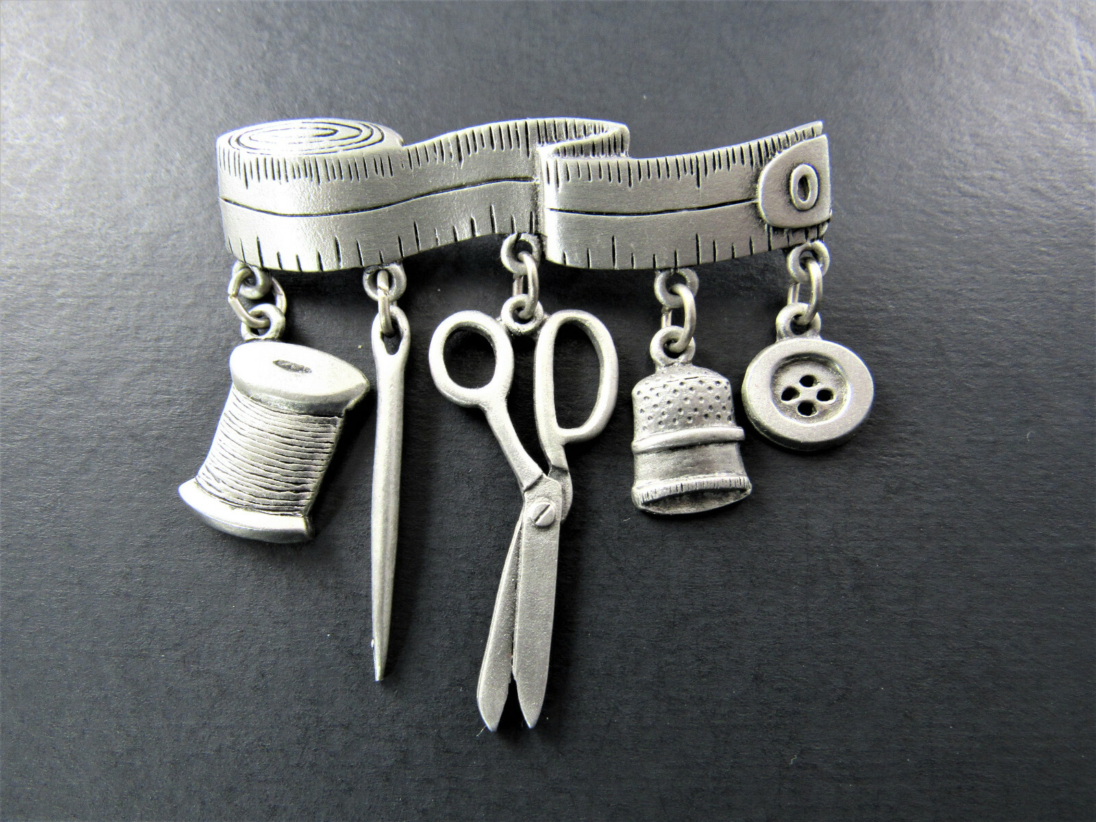 VINTAGE J&J SILVER TONE MEASURING TAPE WITH SEWING NOTIONS BROOCH PIN (BR29)