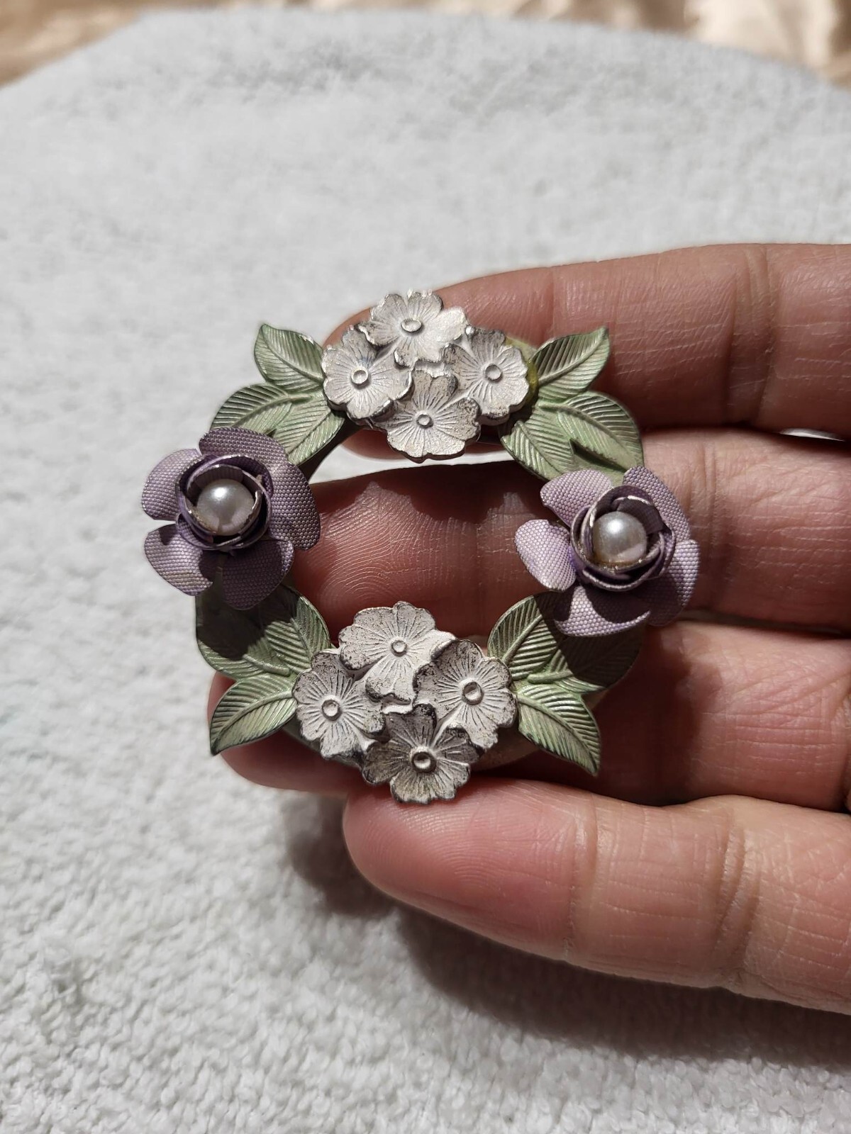 Vtg Metal Brooch Pin w/ Green White Purple Flowers & Faux Pearl Wreath leaf