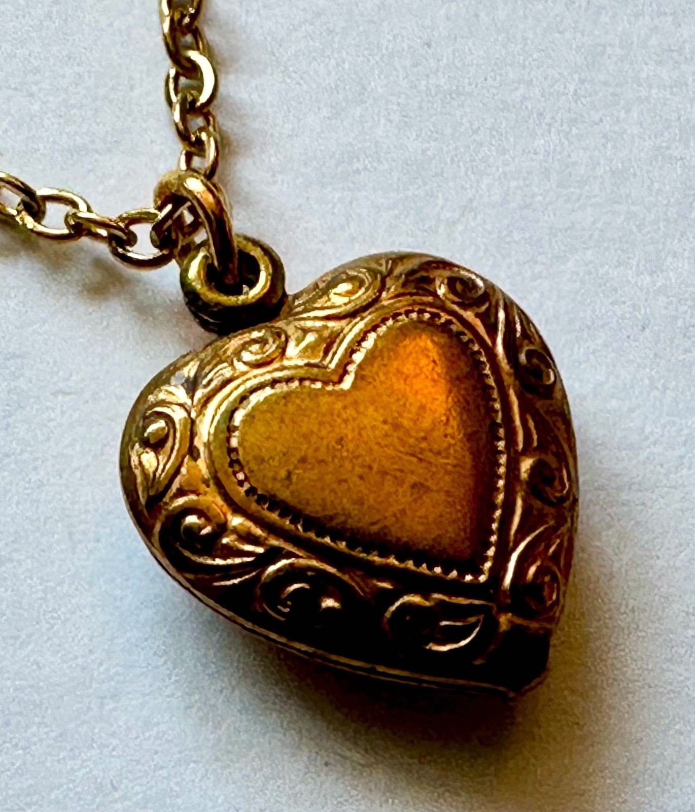 VINTAGE HEART PUFF BRASS W GUILLOCHE BLUE BIRD CHARM 1/2 OF 1″ NECKLACE 18″ GP