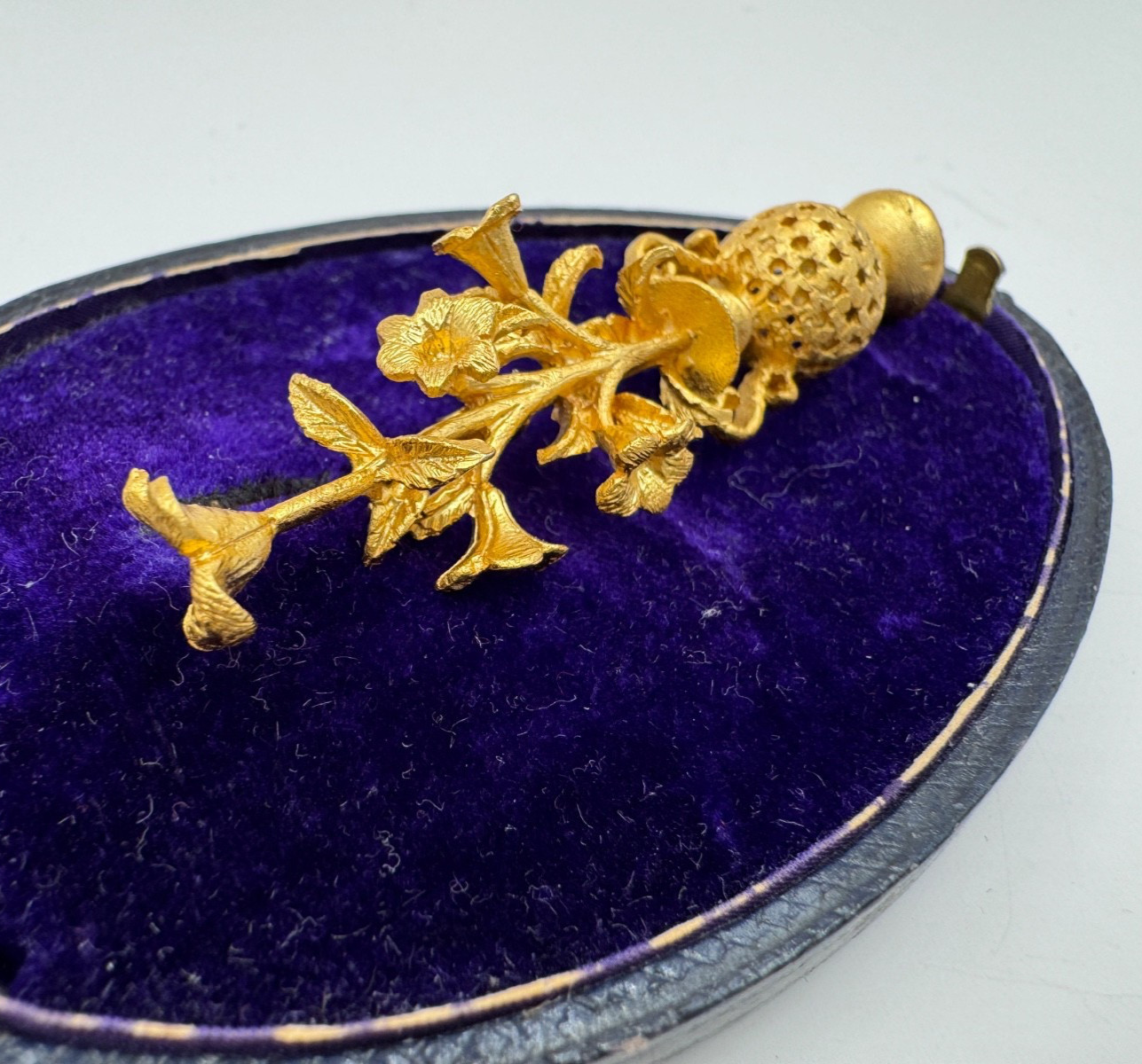 ELEGANT EARLY VINTAGE BROOCH GOLD TN VICTORIAN LILY BOUQUET LOVE BEAUTY DEVOTION
