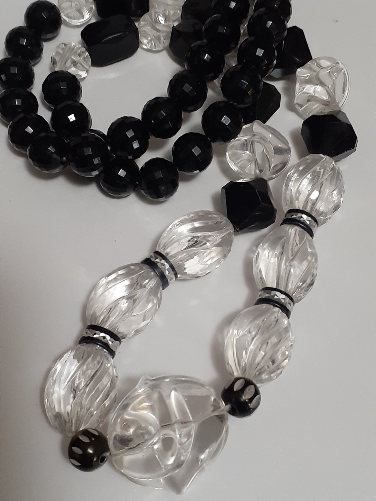 Vintage black & clear lucite bead chunky necklace w/rondelle spacer beads 25″