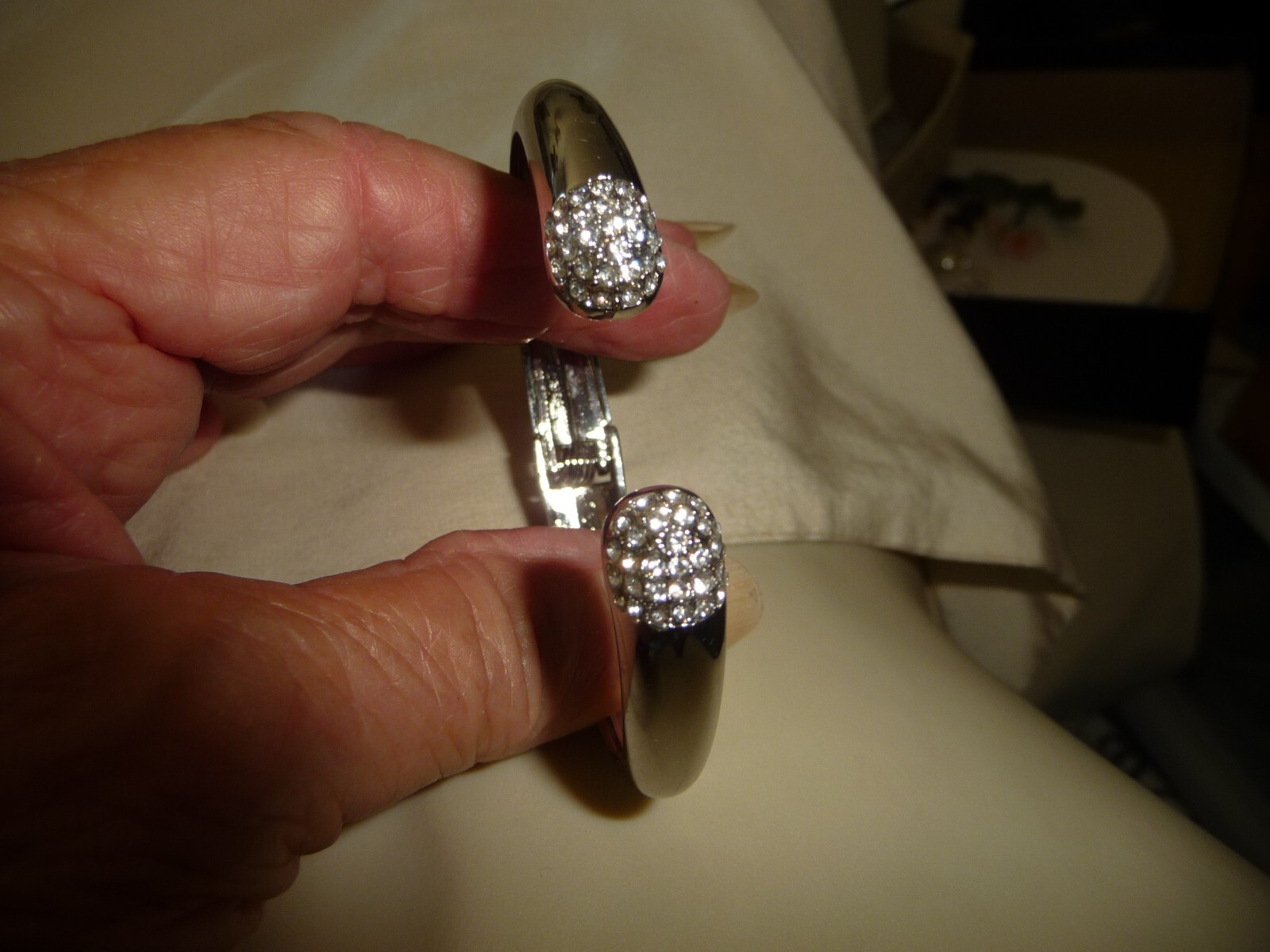 SILVER TONE RHINESTONES ENDS HINGED OPEN BANGLE BRACELET #1/12A