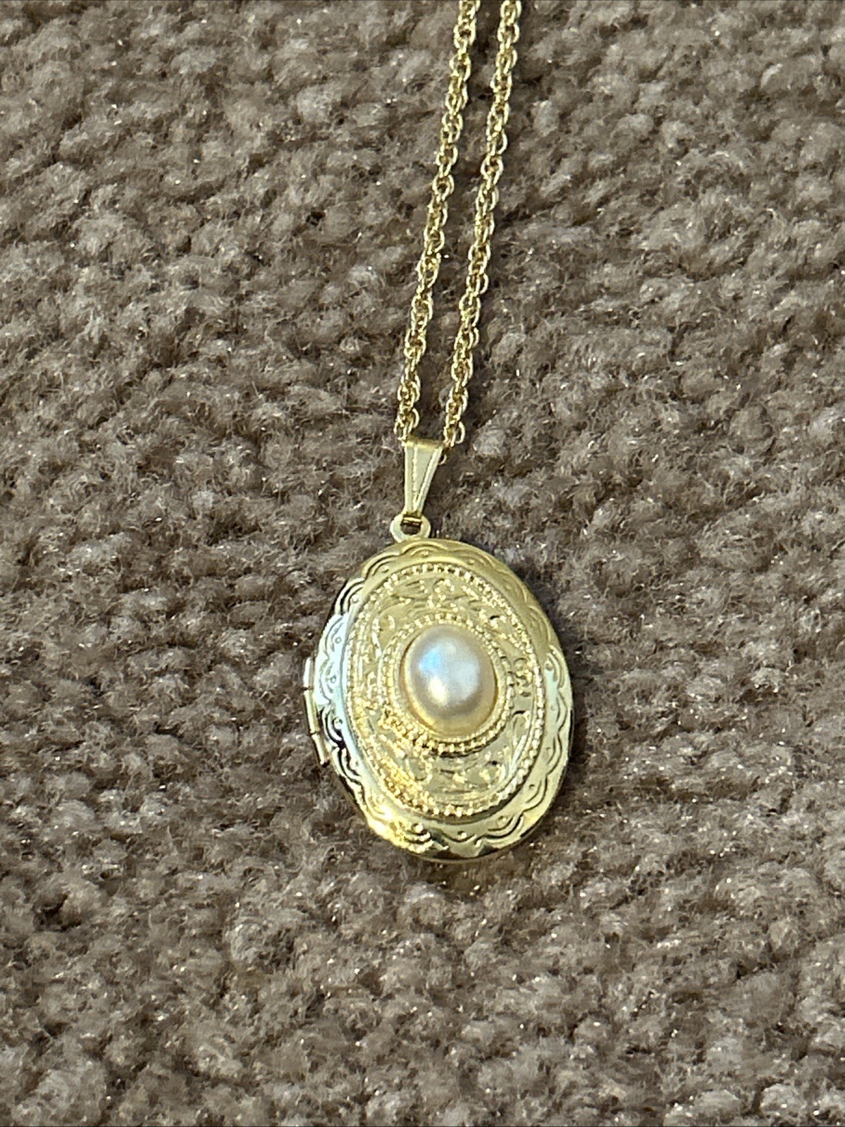 Goldtone Necklace Chain And Locket Pendant With A Faux Pearl 24” Chain