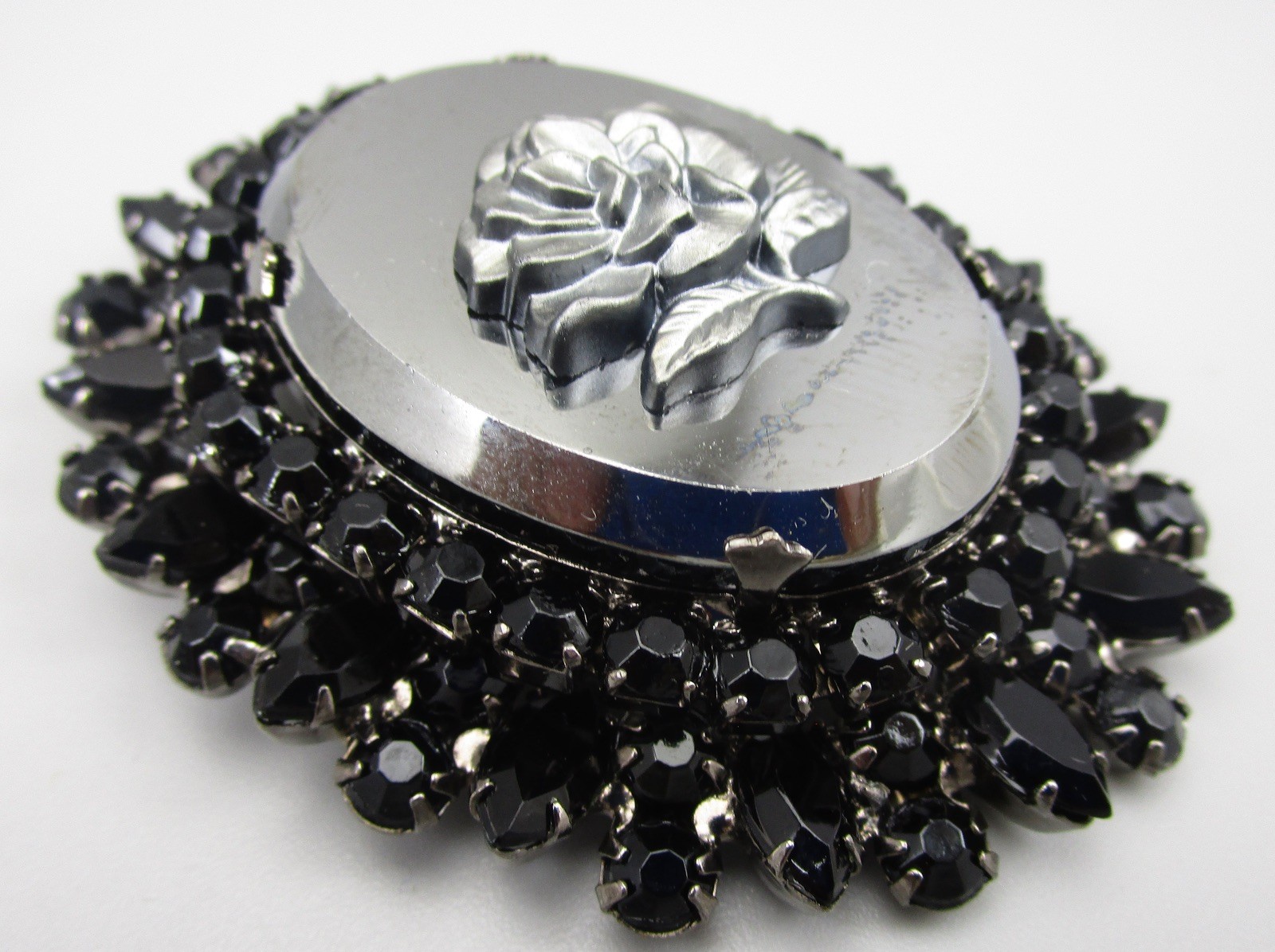 BEAUTIFUL DELIZZA & ELSTER JULIANA JAPANNED HEMATITE GLASS FLOWER BROOCH PIN