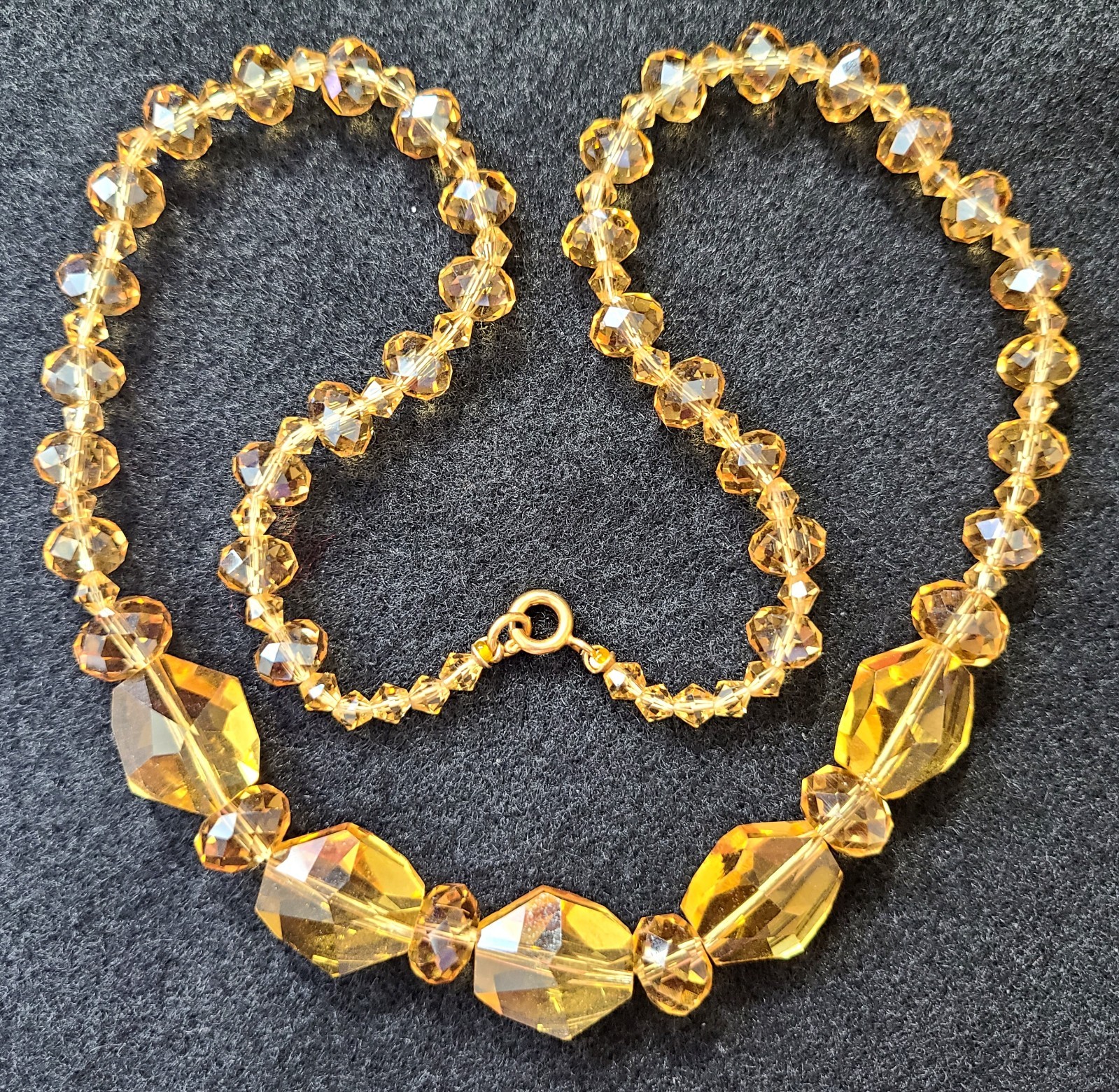 VINTAGE STUNNING GOLD TONE HONEY AMBER COLOR FACETED GLASS NECKLACE